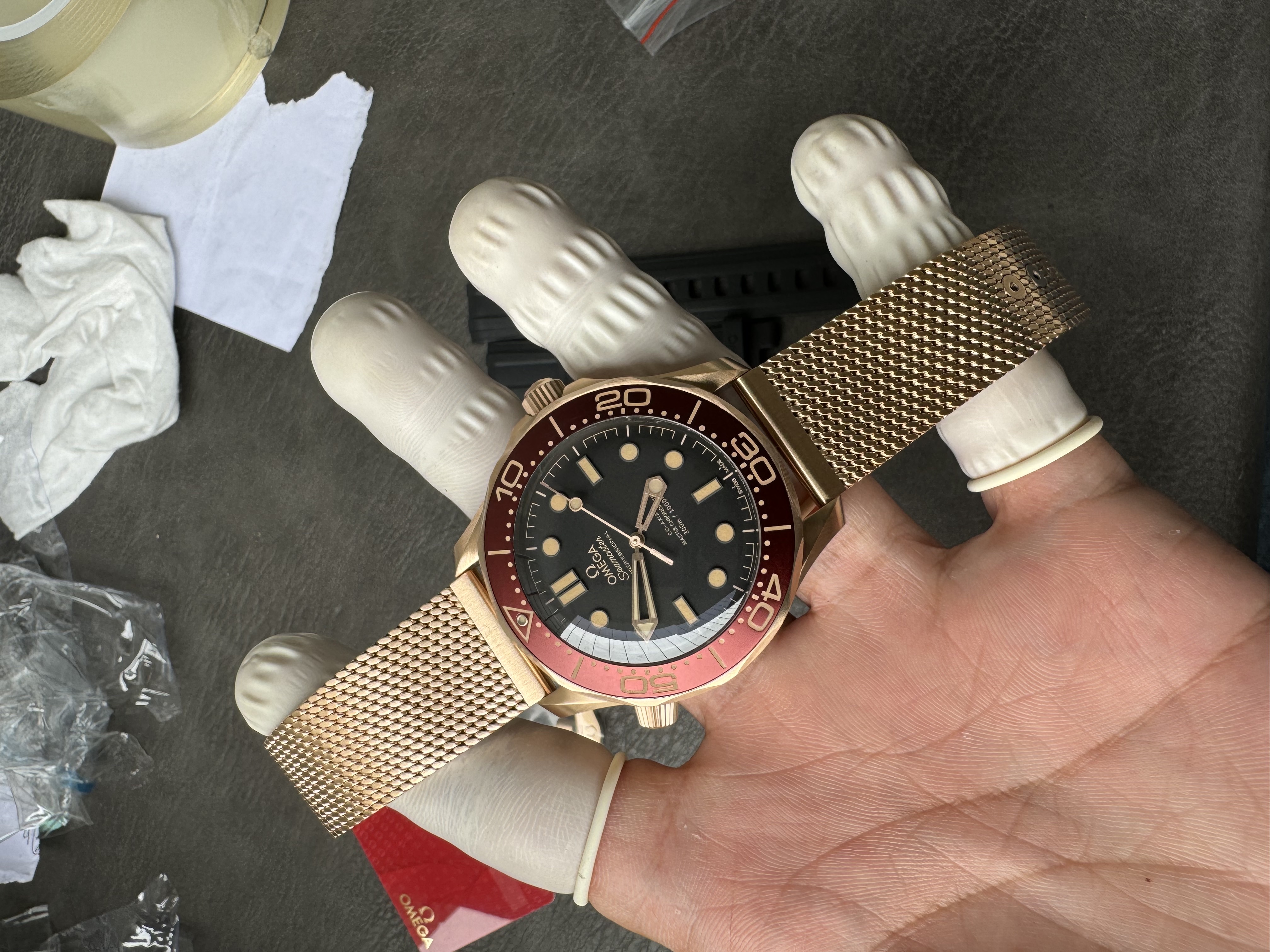 Super Clone OMEGA 1:1  Seamaster 300M 007 Edition 2025 Bronze Gold with Burgundy Bezel Milanese Bracelet