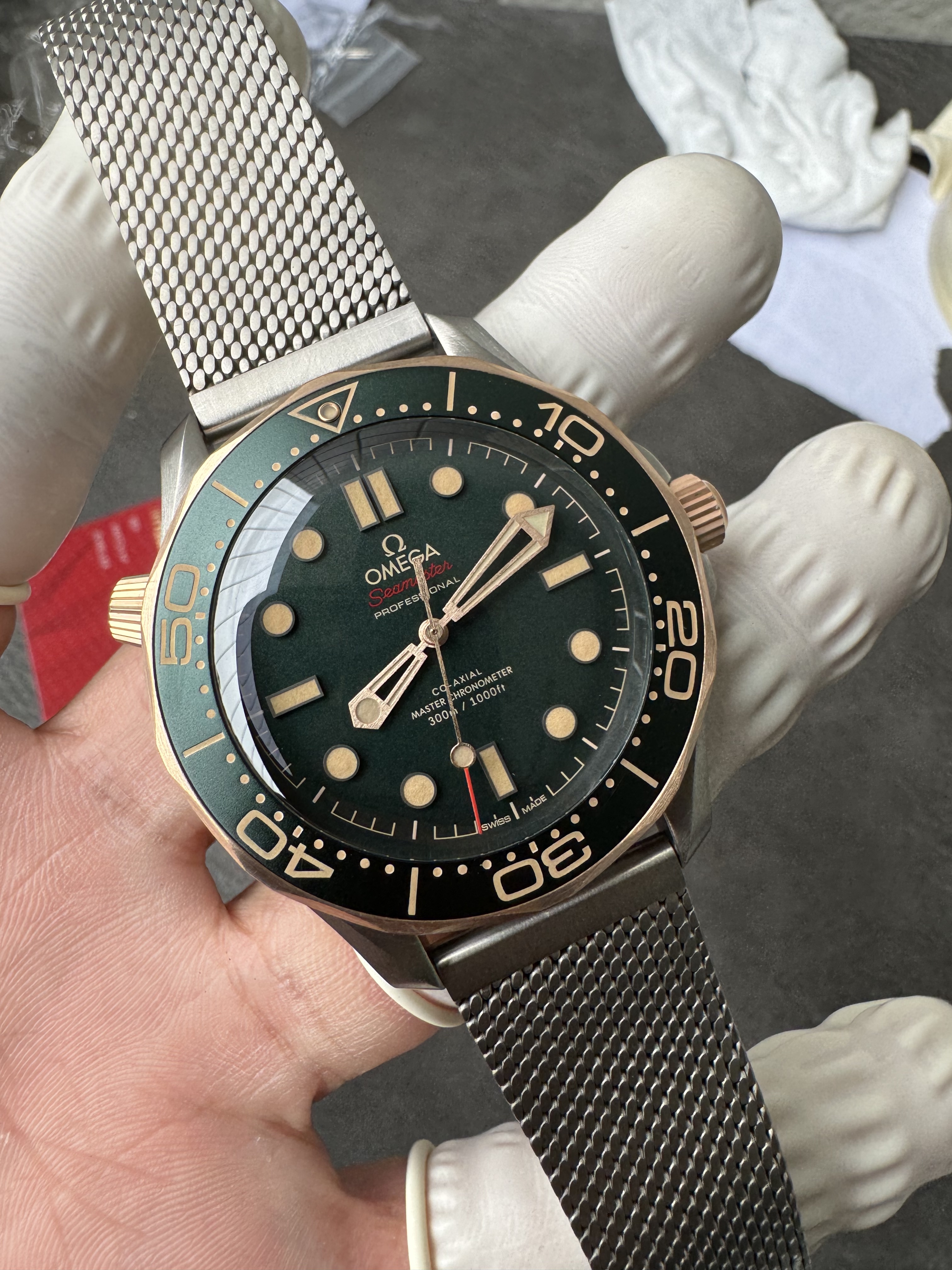 Super Clone OMEGA 1:1  Seamaster 300M 007 Edition 2025 Bronze Gold with Titanium Mesh Strap 42mm Diver Watch
