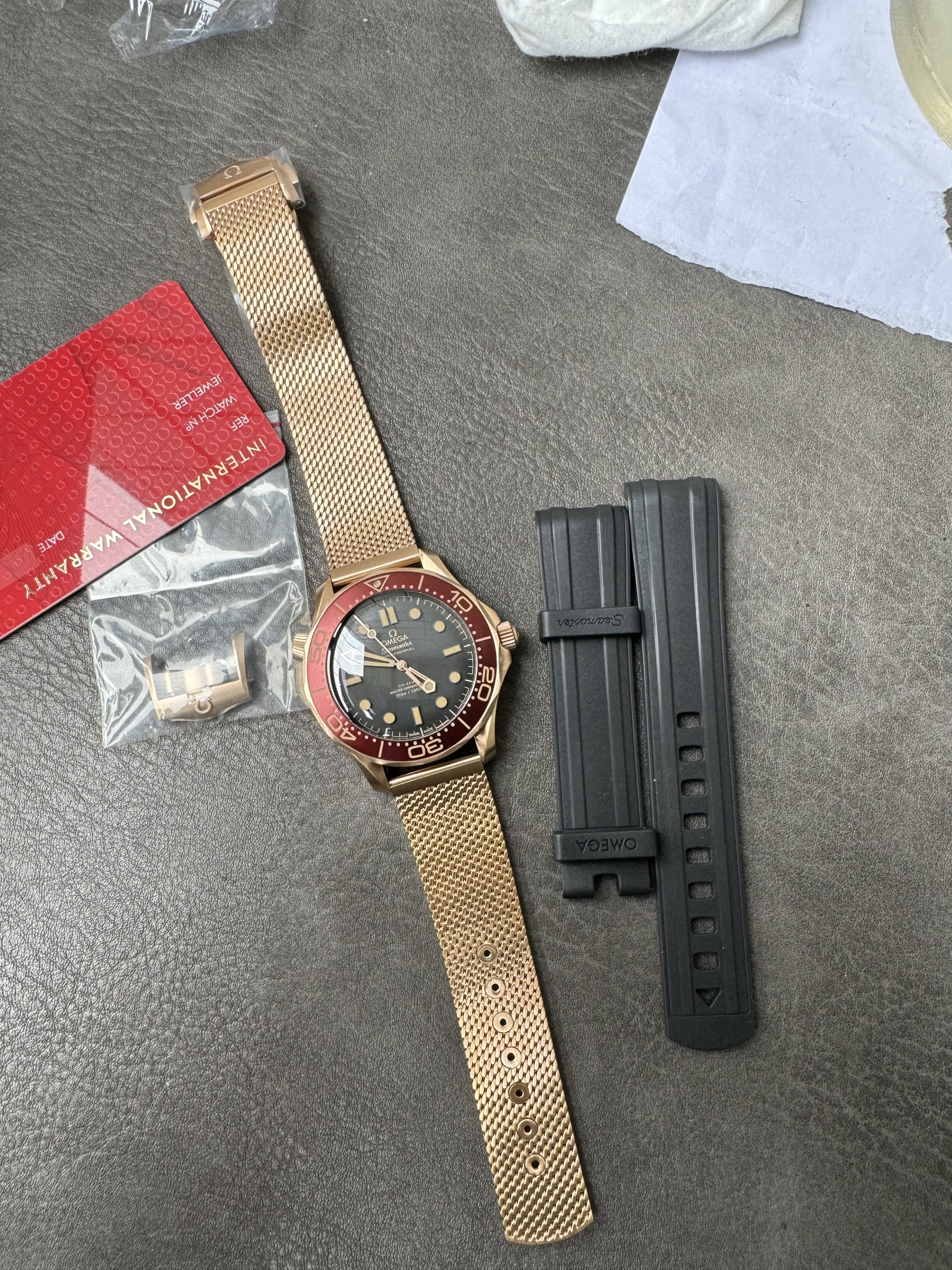 Super Clone OMEGA 1:1  Seamaster 300M 007 Edition 2025 Bronze Gold with Burgundy Bezel Milanese Bracelet