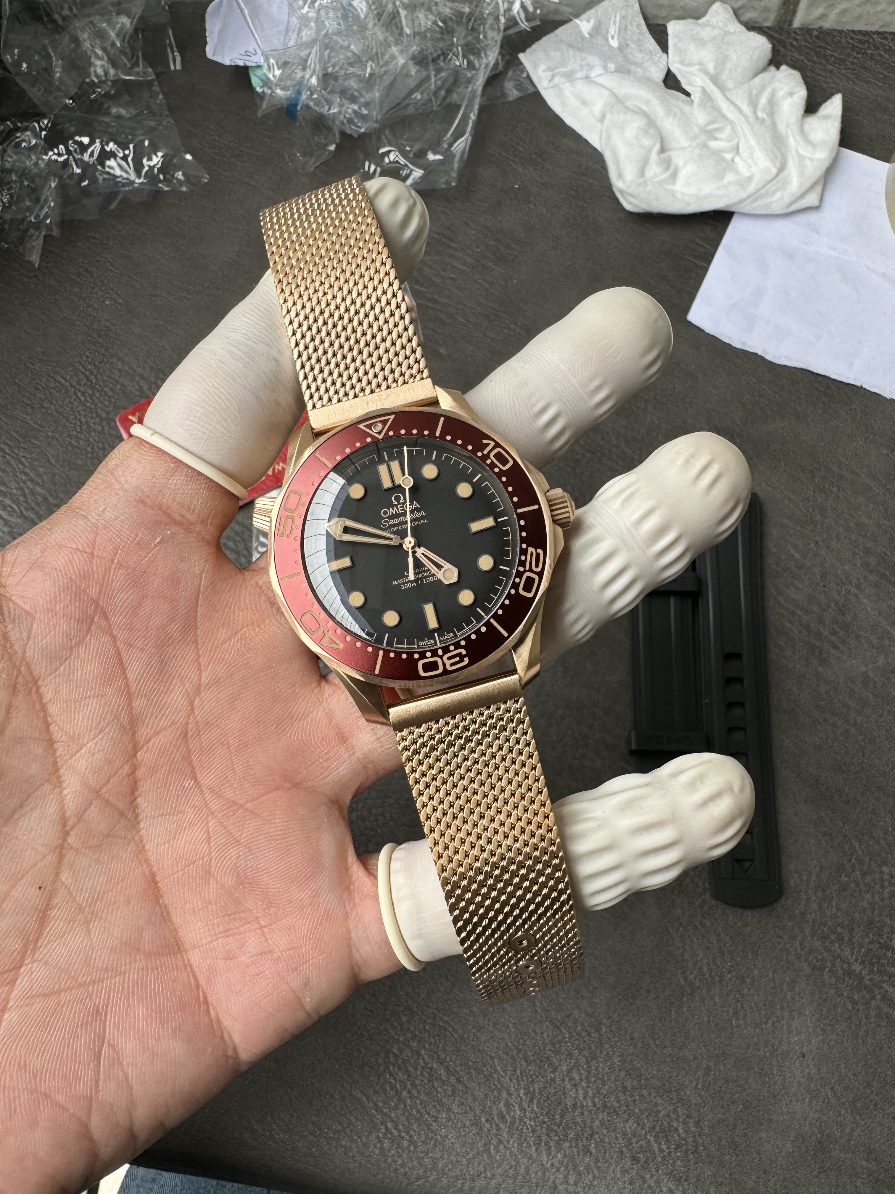 Super Clone OMEGA 1:1  Seamaster 300M 007 Edition 2025 Bronze Gold with Burgundy Bezel Milanese Bracelet