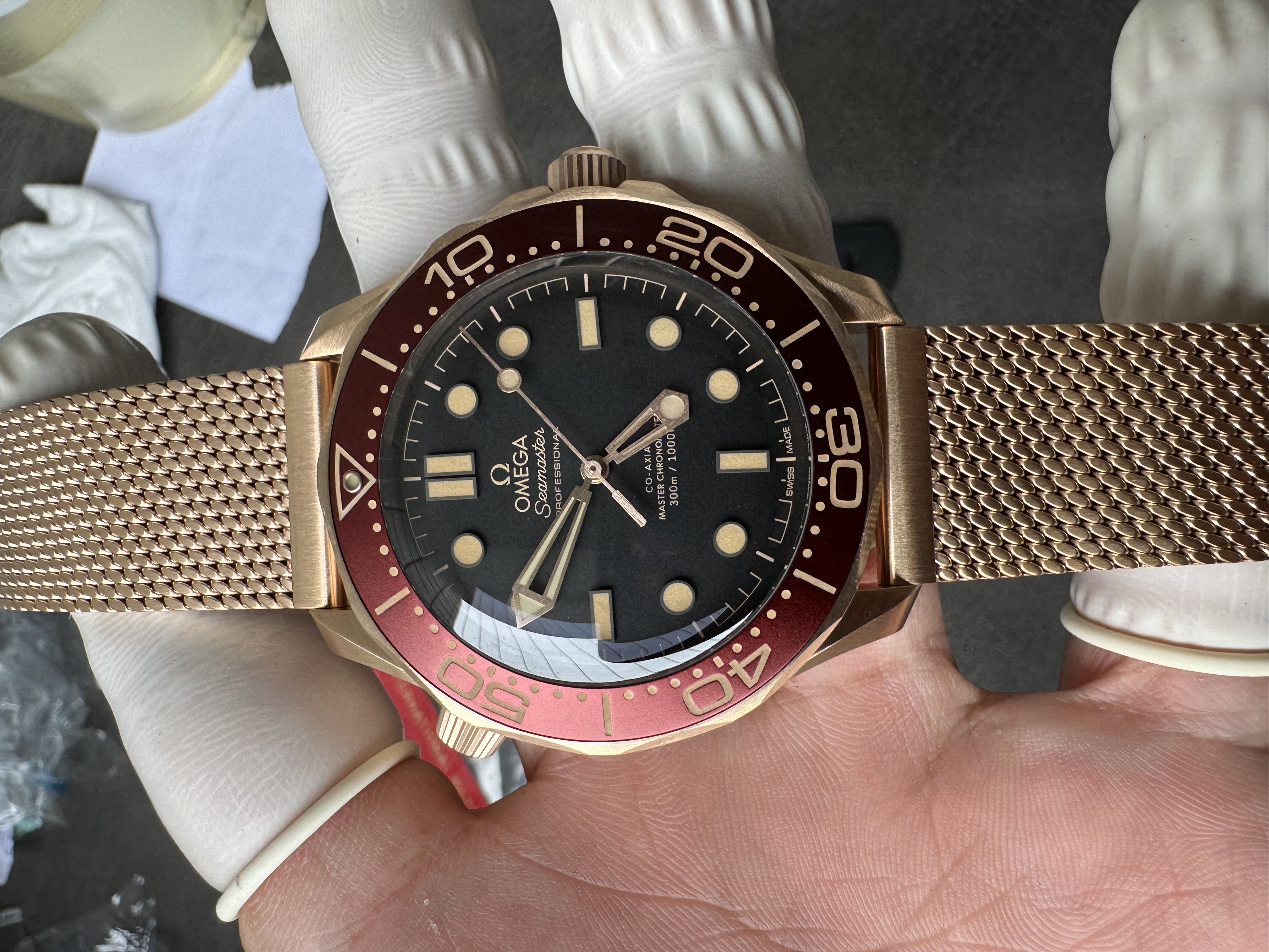Super Clone OMEGA 1:1  Seamaster 300M 007 Edition 2025 Bronze Gold with Burgundy Bezel Milanese Bracelet