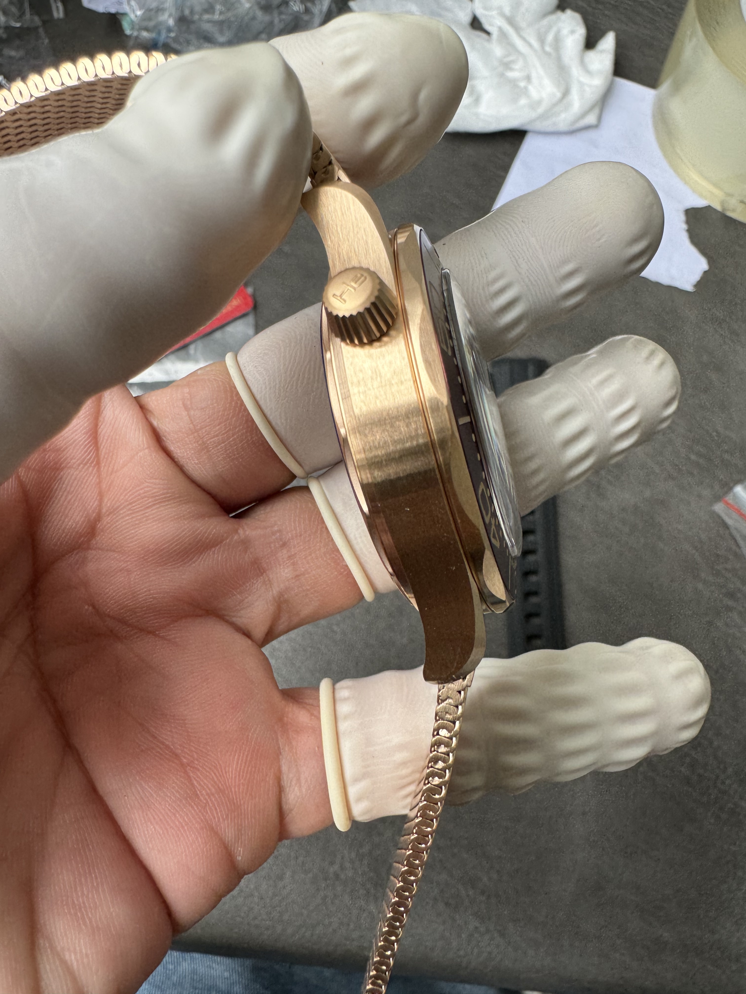 Super Clone OMEGA 1:1  Seamaster 300M 007 Edition 2025 Bronze Gold with Burgundy Bezel Milanese Bracelet