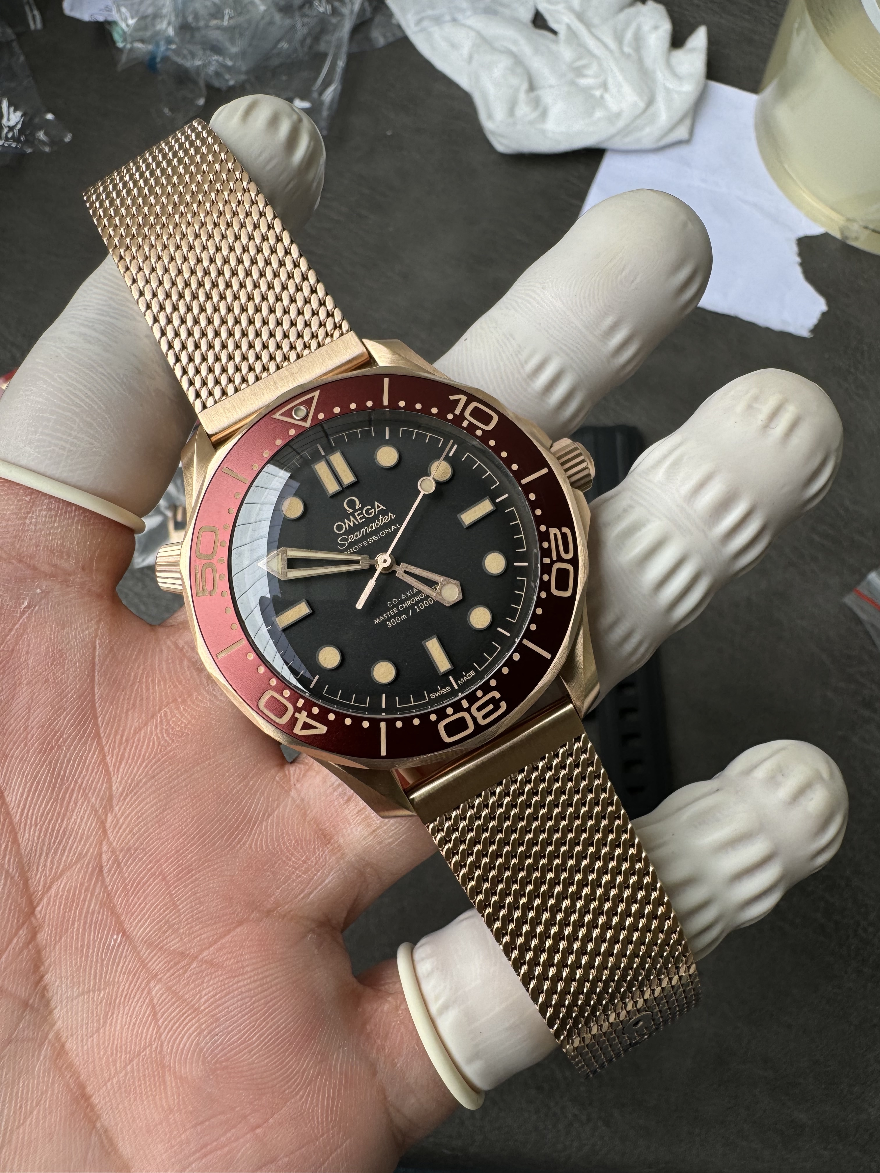 Super Clone OMEGA 1:1  Seamaster 300M 007 Edition 2025 Bronze Gold with Burgundy Bezel Milanese Bracelet