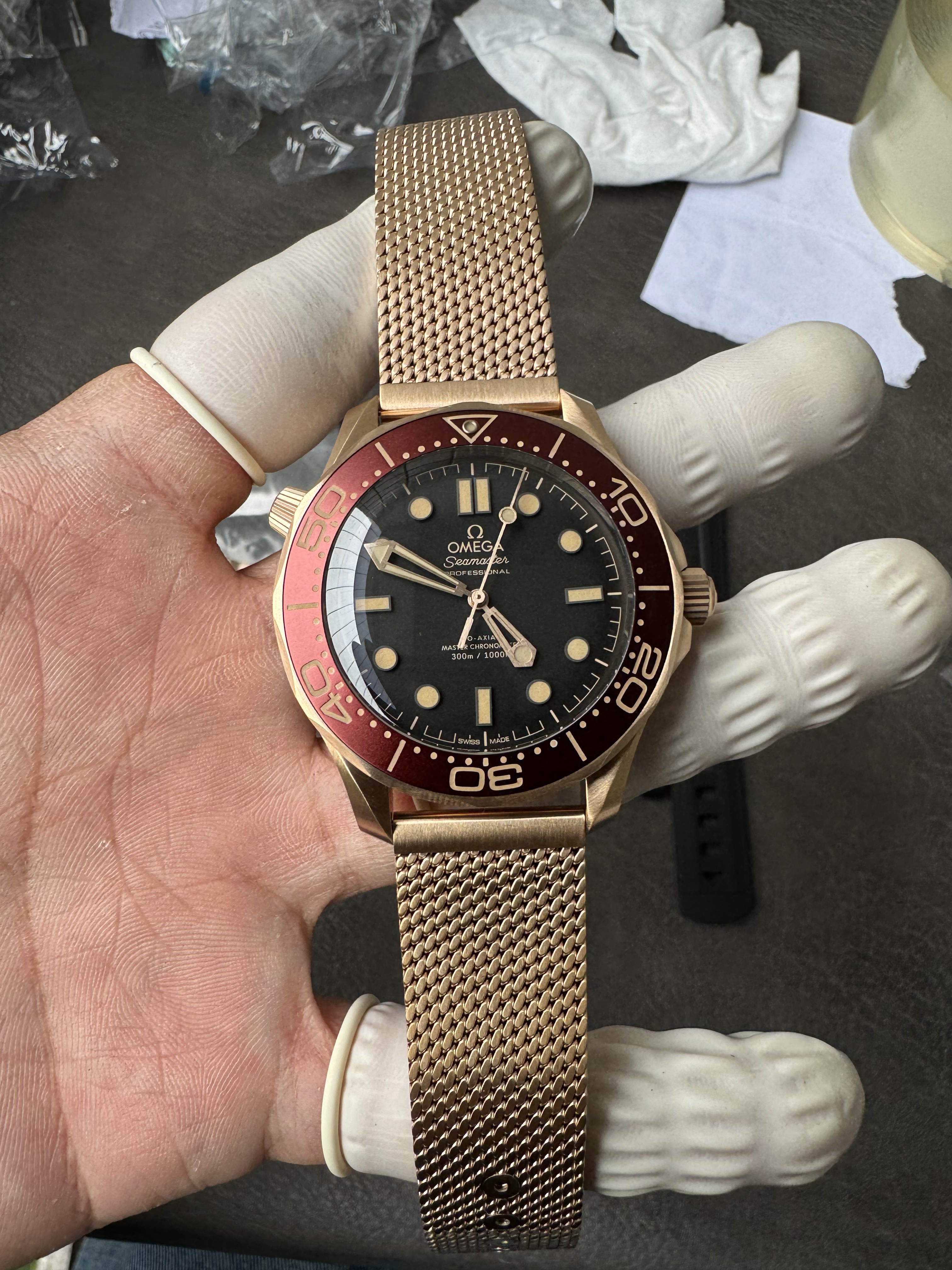 Super Clone OMEGA 1:1  Seamaster 300M 007 Edition 2025 Bronze Gold with Burgundy Bezel Milanese Bracelet
