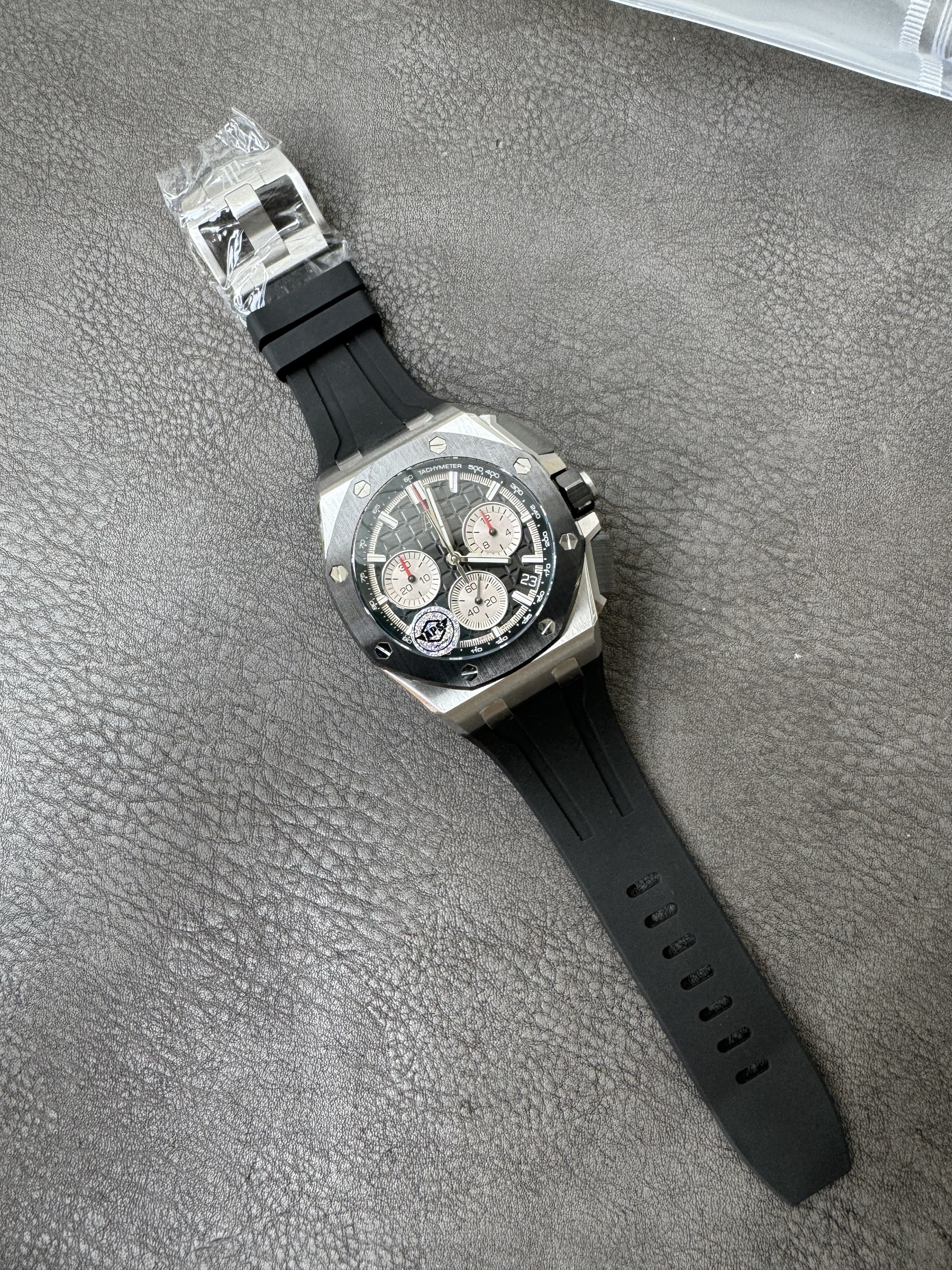 Super Clone 1:1 Audemars Piguet Royal Oak Chronograph 26420 - 43mm Black Dial with Black Rubber Strap