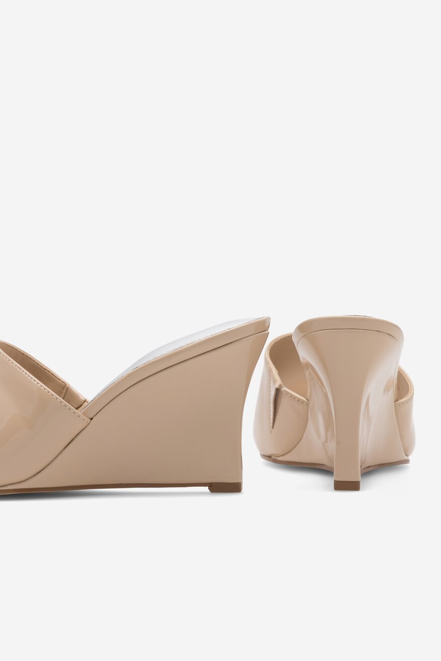 Klapki MARC FISHER F-ROLLO LNA01 Beżowy jasny