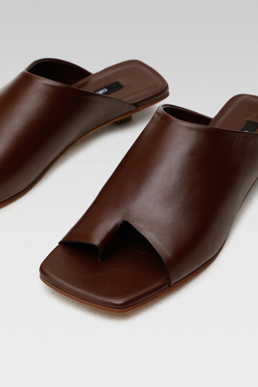 Klapki Gino Rossi 17120 Brązowy