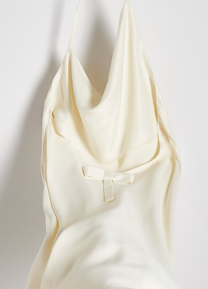 Sukienka z asymetrycznym dekoltem