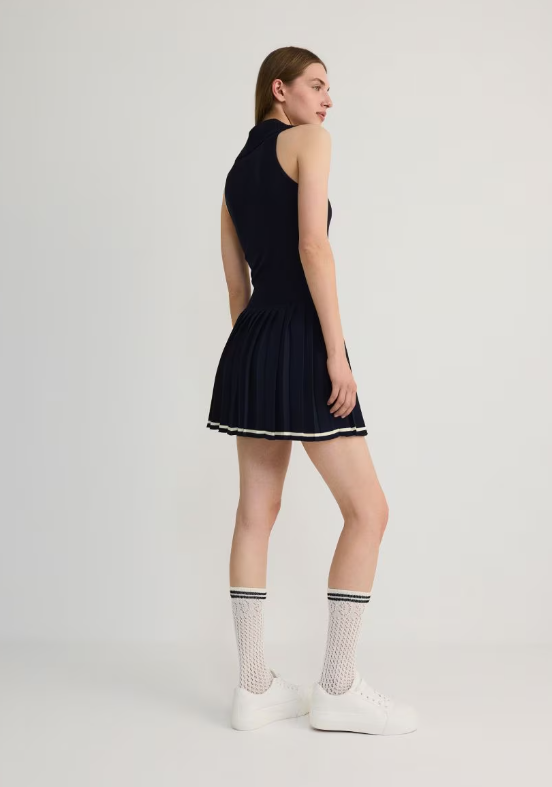 Dzianinowa sukienka mini w sportowym stylu