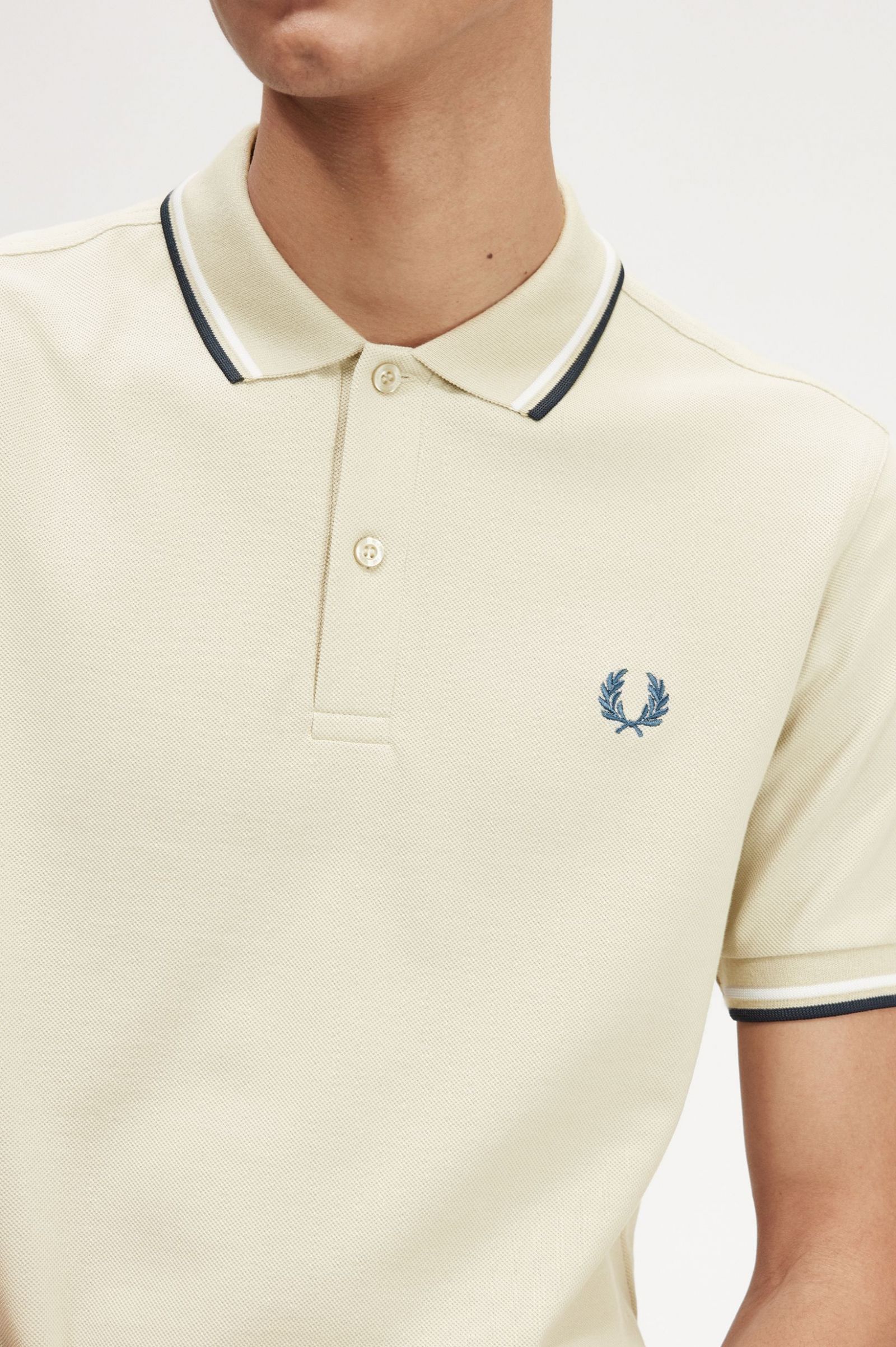 The Fred Perry ShirtM3600 Light Oyster / Snow White / Petrol Blue 7038597