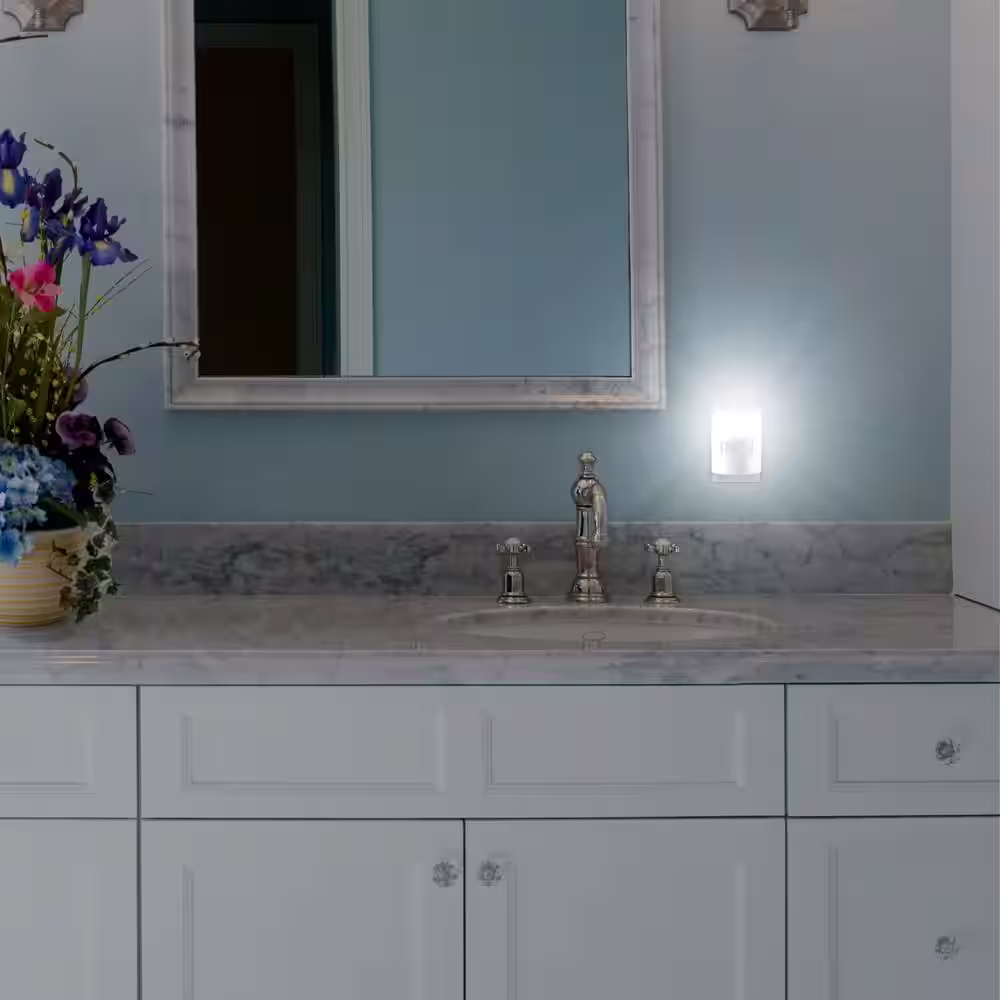 GE 0.5-Watt Motion Activated Plug In Integrated LED Night Light