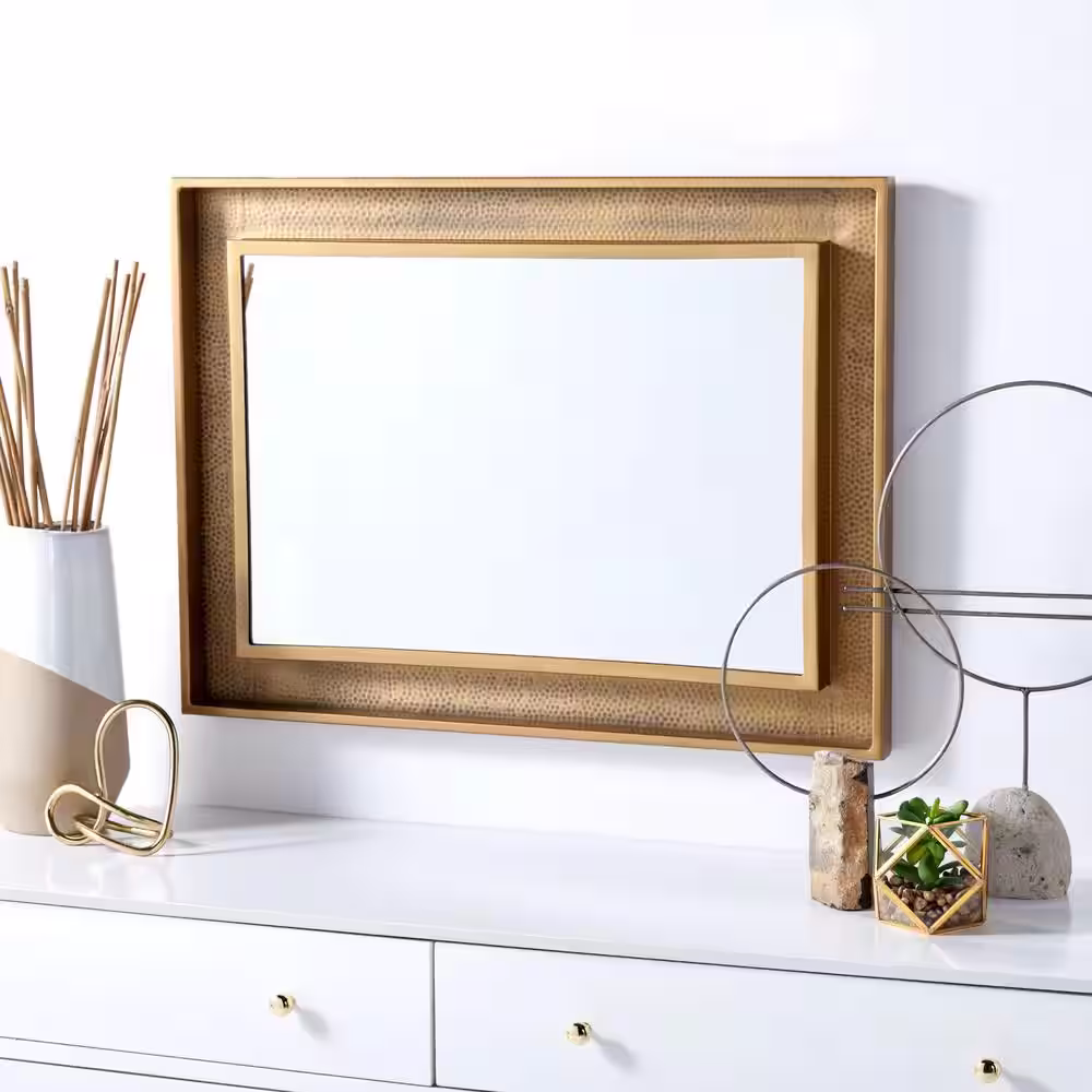 SAFAVIEH Lavanya 23.5 in. W x 31.5 in. H Iron Oval Modern Antique Brass Wall Mirror