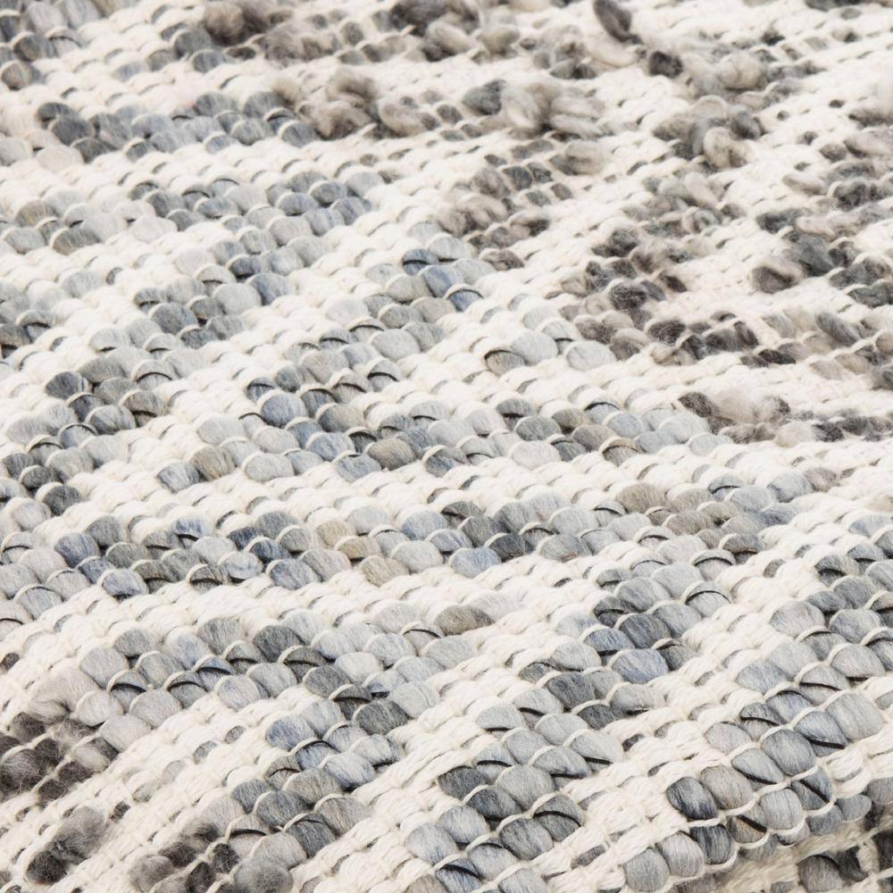 SAFAVIEH Santi 50 in. x 60 in. Gray/White Fringe Throw Blanket