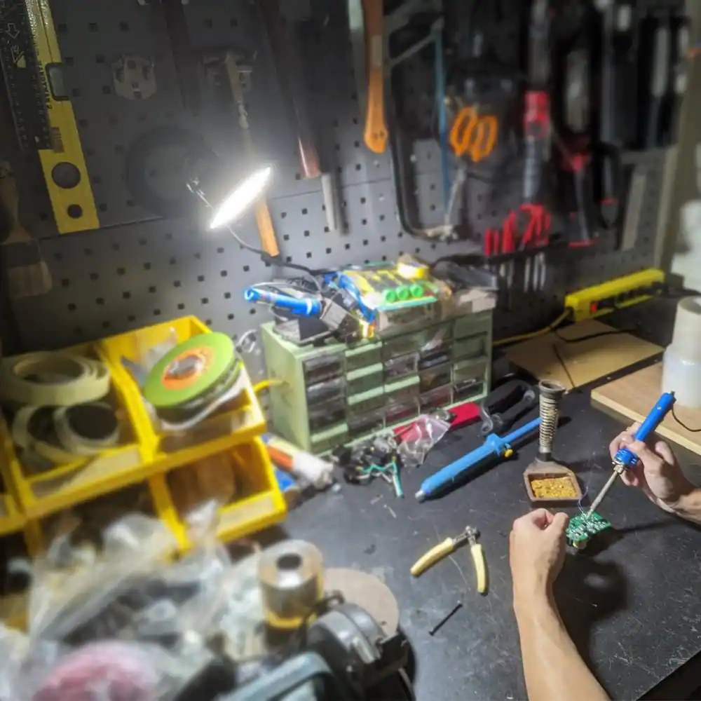 HDX 600 Lumens Integrated LED Clamplight