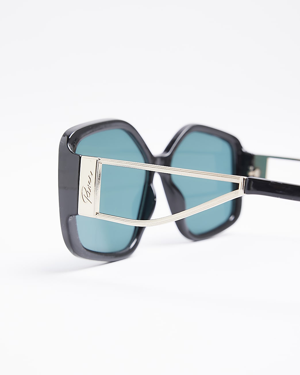 Black oversized sunglasses