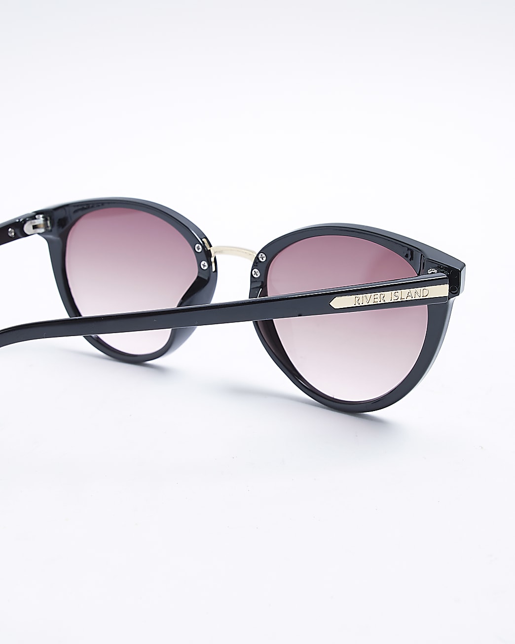 Black round sunglasses
