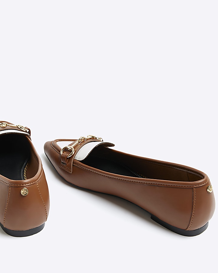 Brown snaffle pointed flat shoes