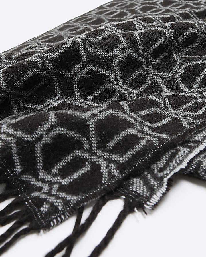 Black knitted geometric scarf