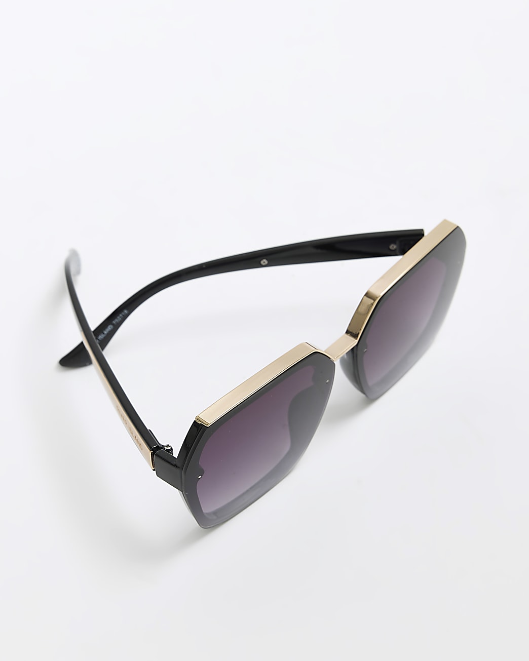 Black oversized sunglasses