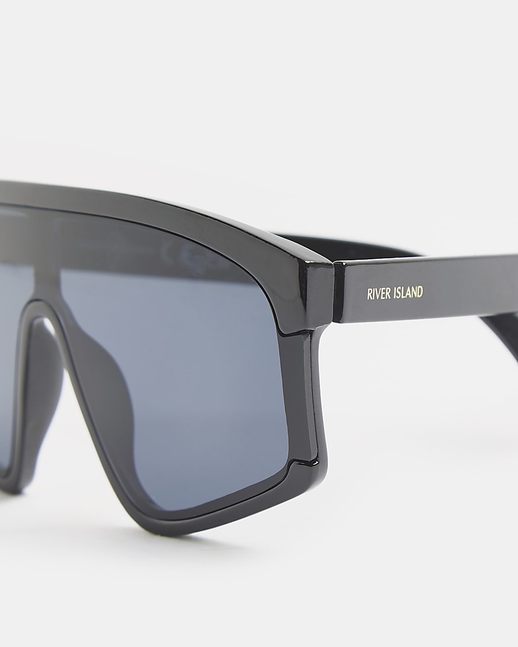 Black oversized sunglasses