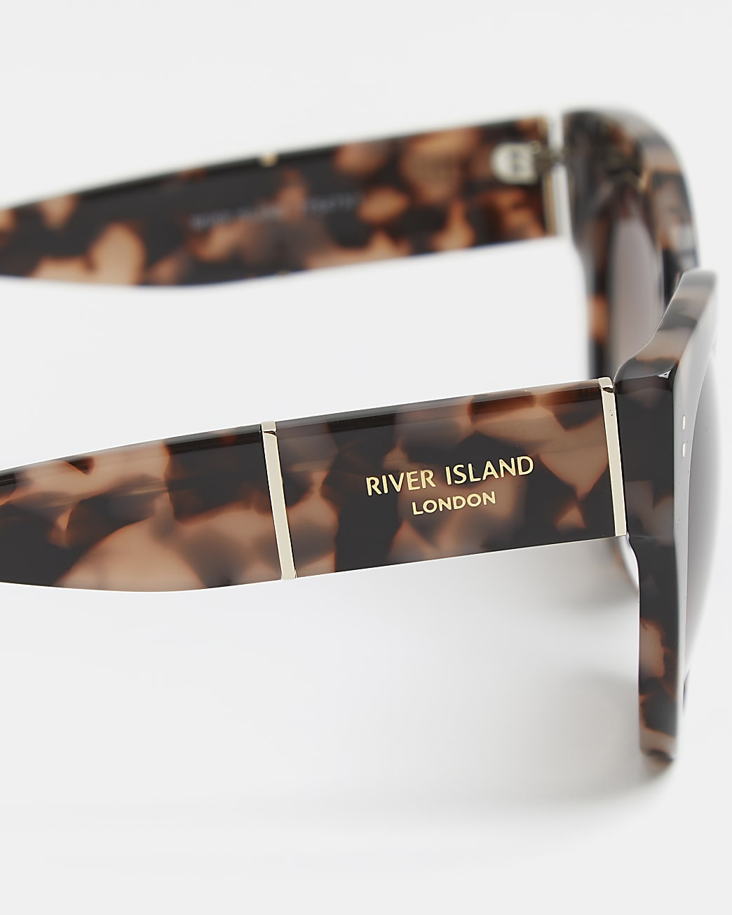 Brown tortoiseshell oversized sunglasses
