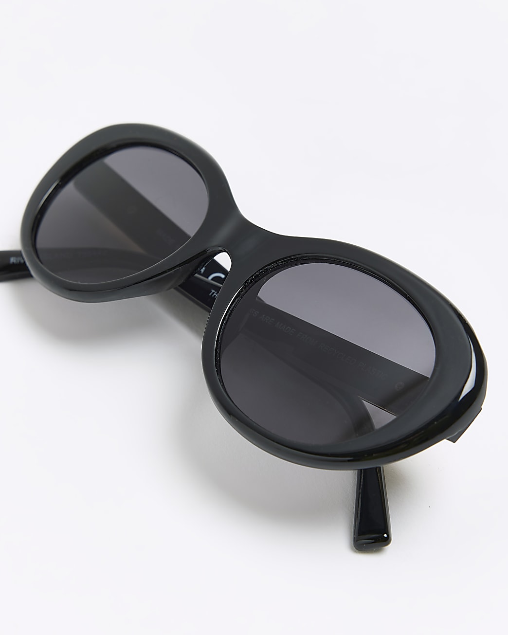 Black oval sunglasses