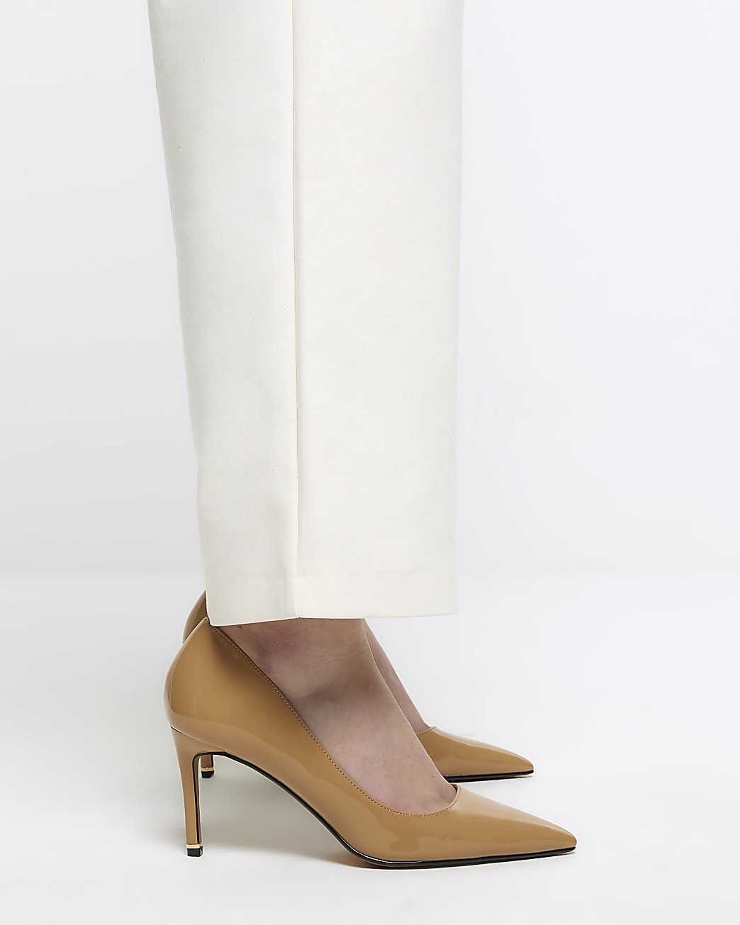 Beige heeled court shoes