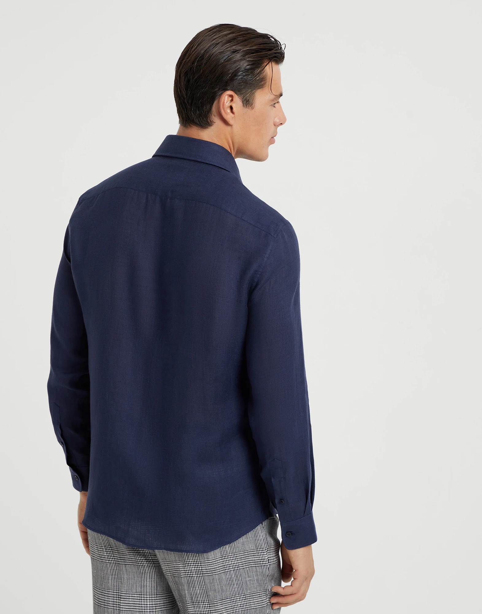 Spread collar shirt
