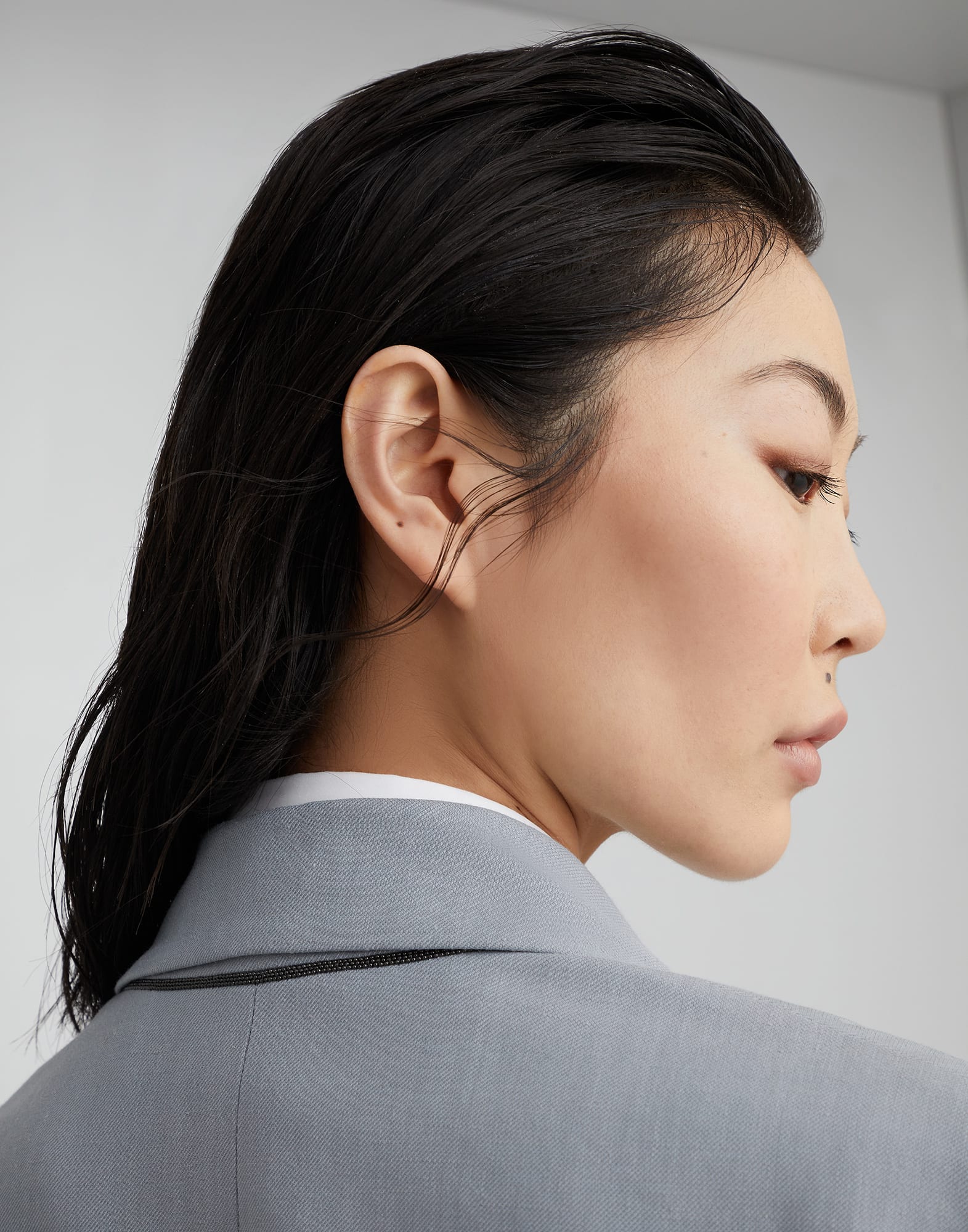 Viscose and linen fluid twill blazer with monili
