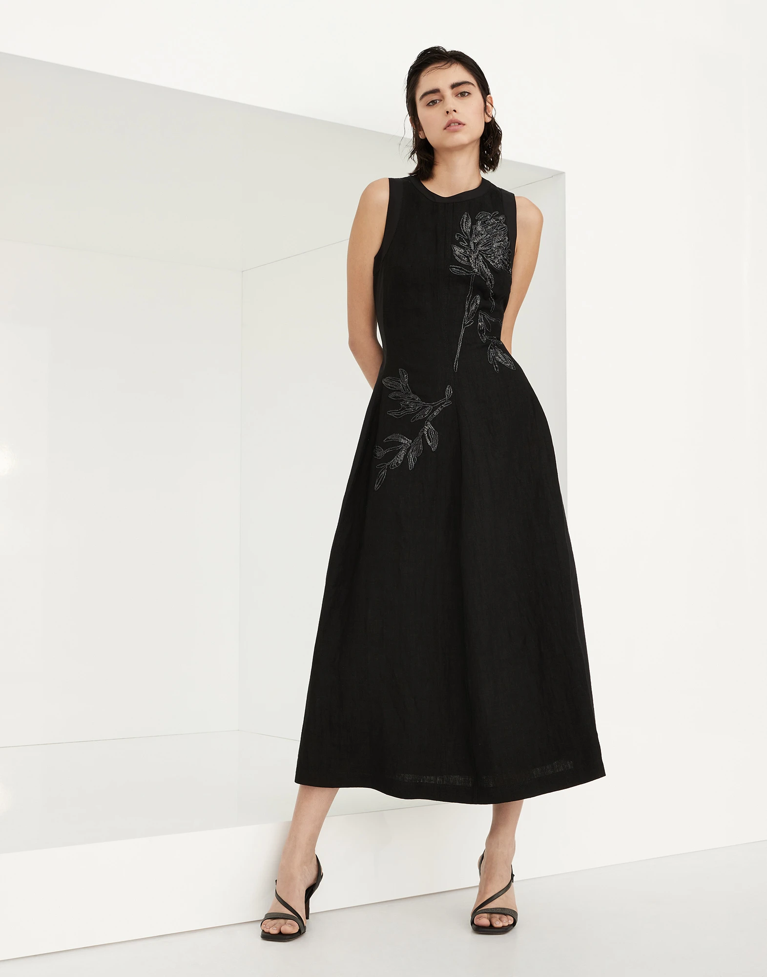 Linen canvas and techno cotton poplin dress with dazzling magnolia embroidery