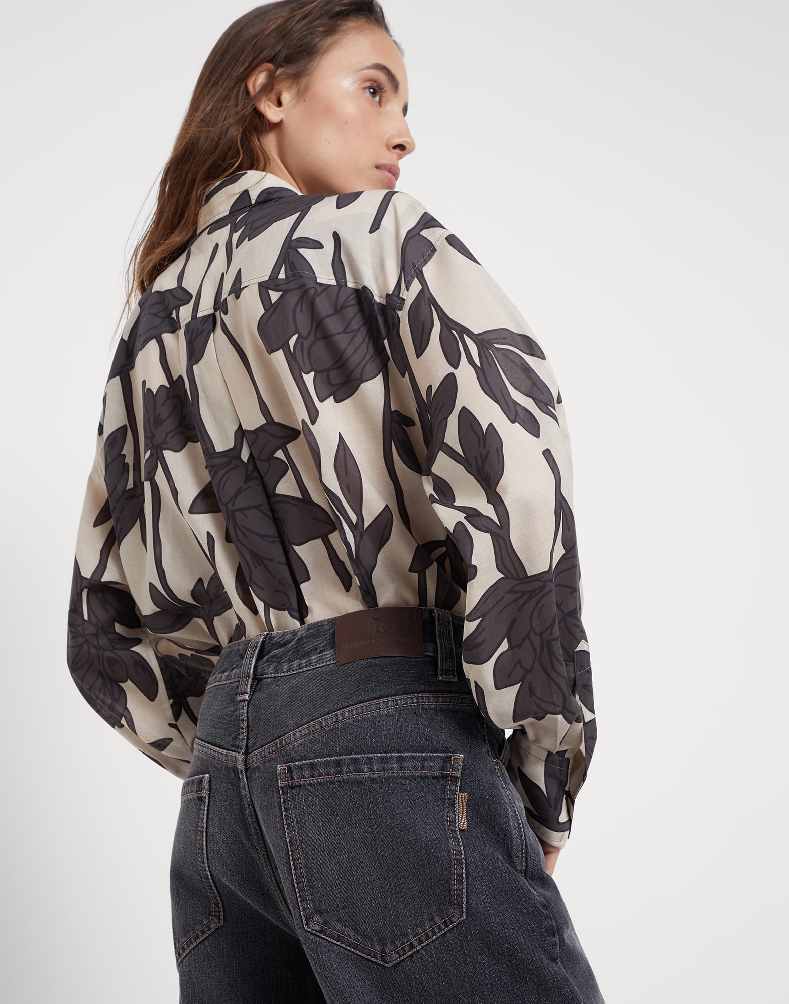 Authentic denim loose trousers with shiny tab