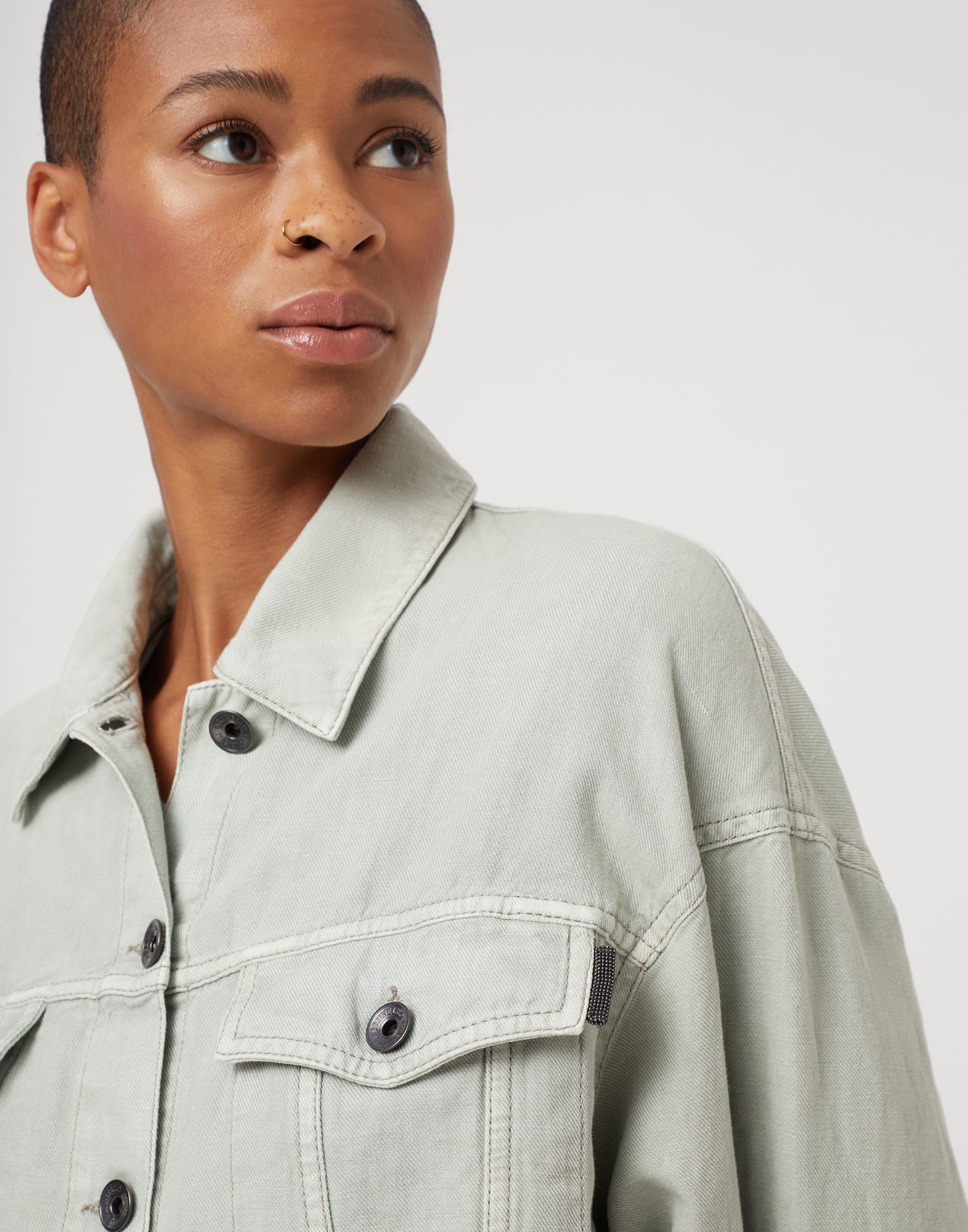 Garment-dyed four-pocket jacket in cotton and linen cover with shiny tab