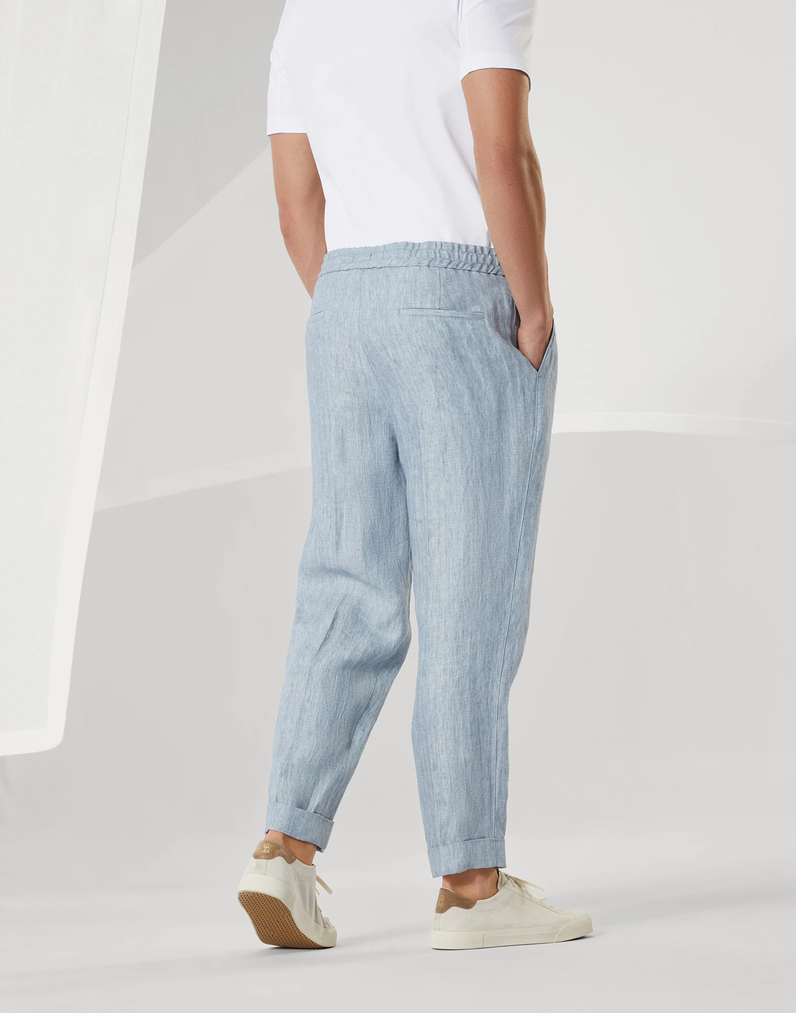 Trousers with double pleats and drawstring