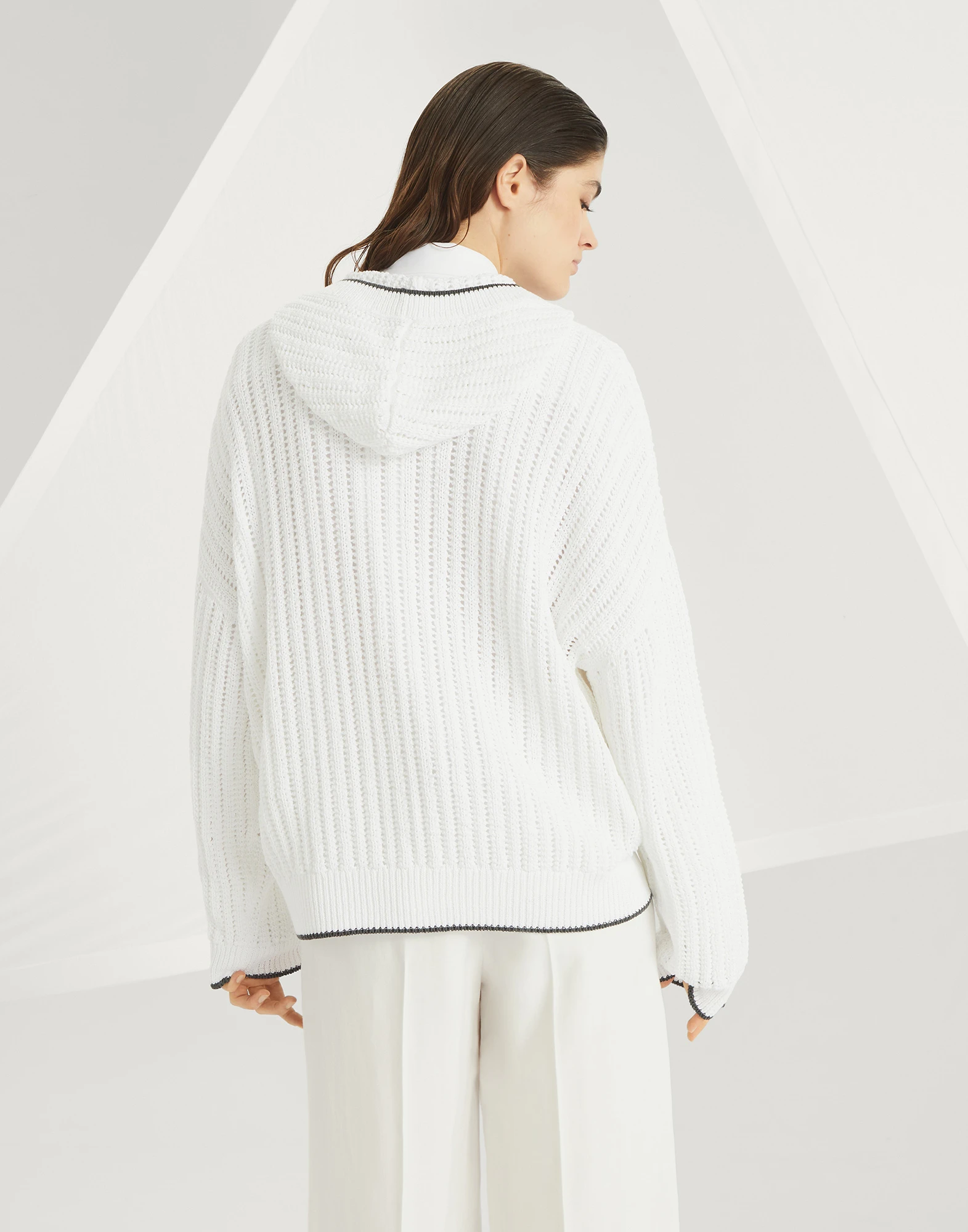Sweatshirt with monili