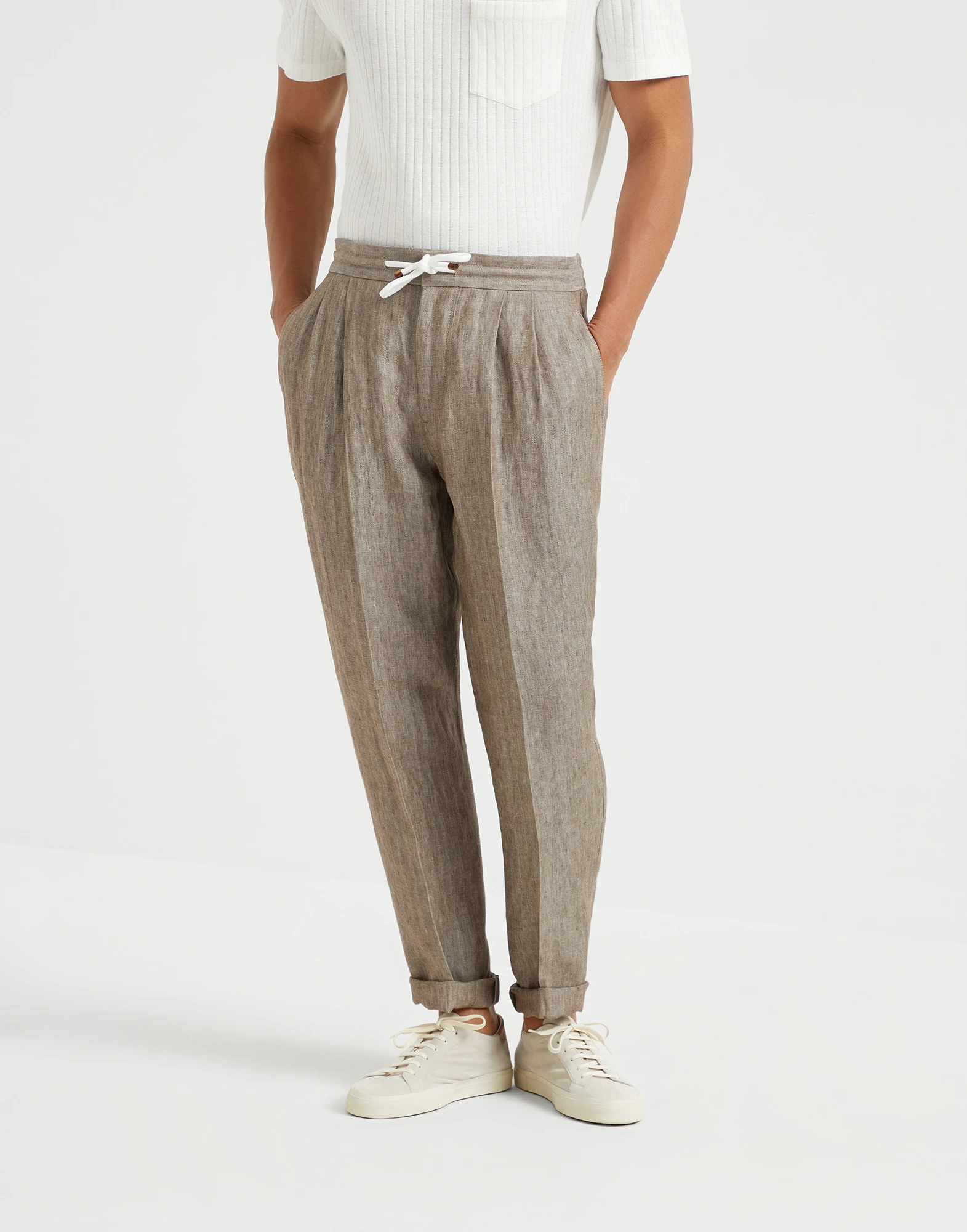 Trousers with double pleats and drawstring