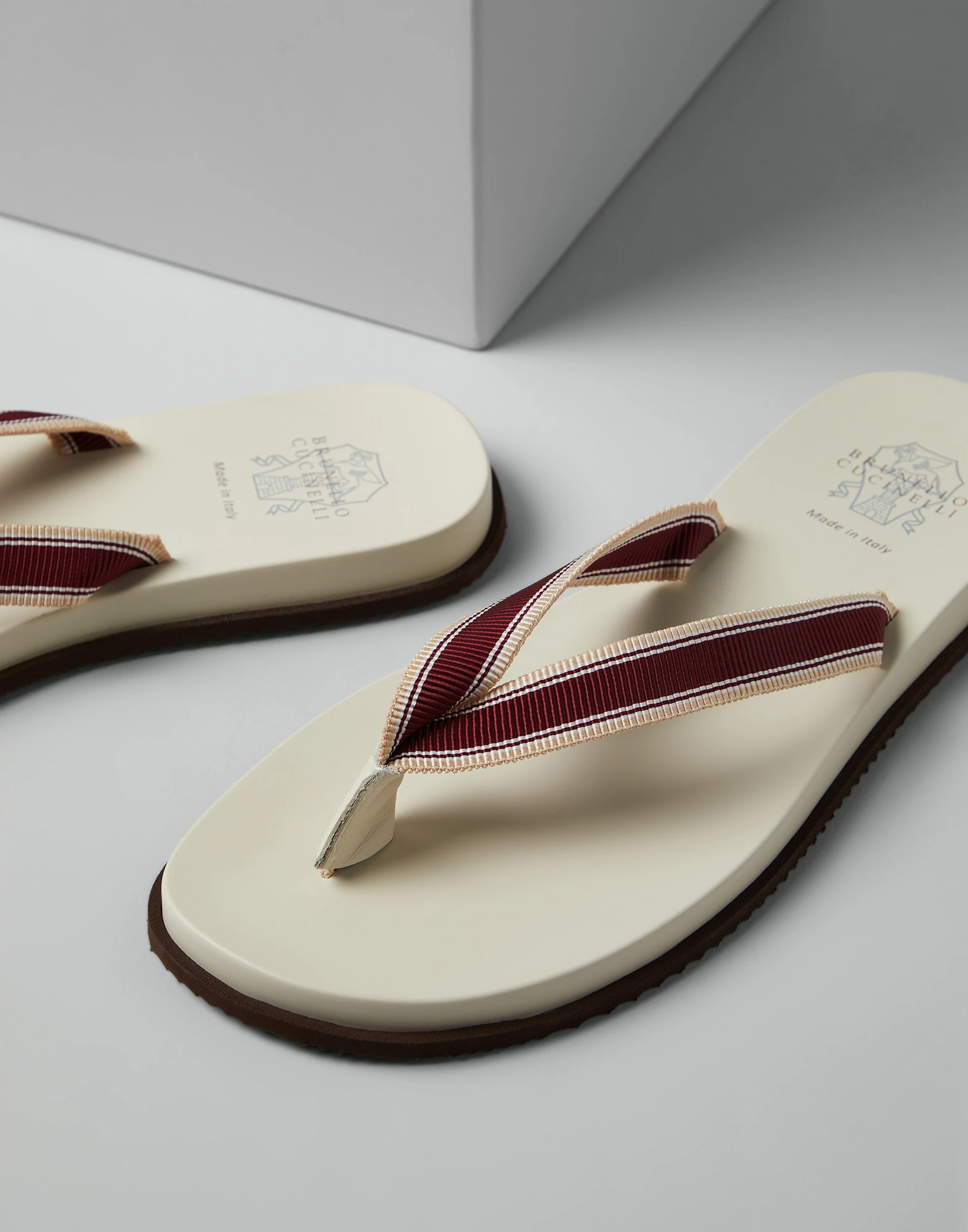 Flip-flops with striped grosgrain band