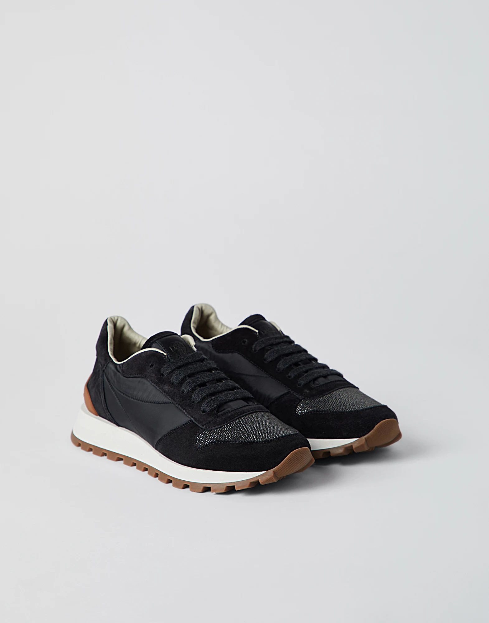 Suede and techno fabric runners with precious toe