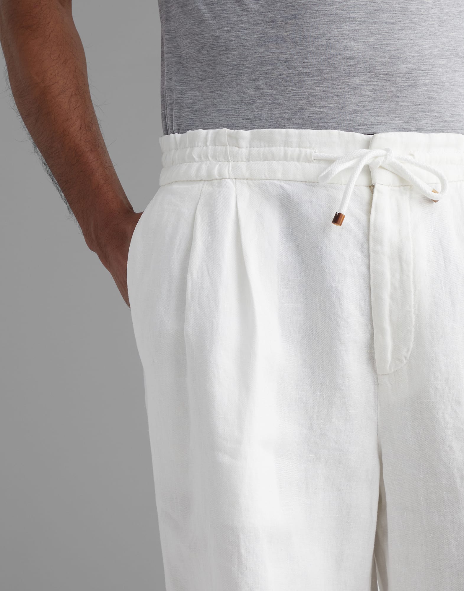 Garment-dyed Bermuda shorts in linen gabardine with drawstring and pleat