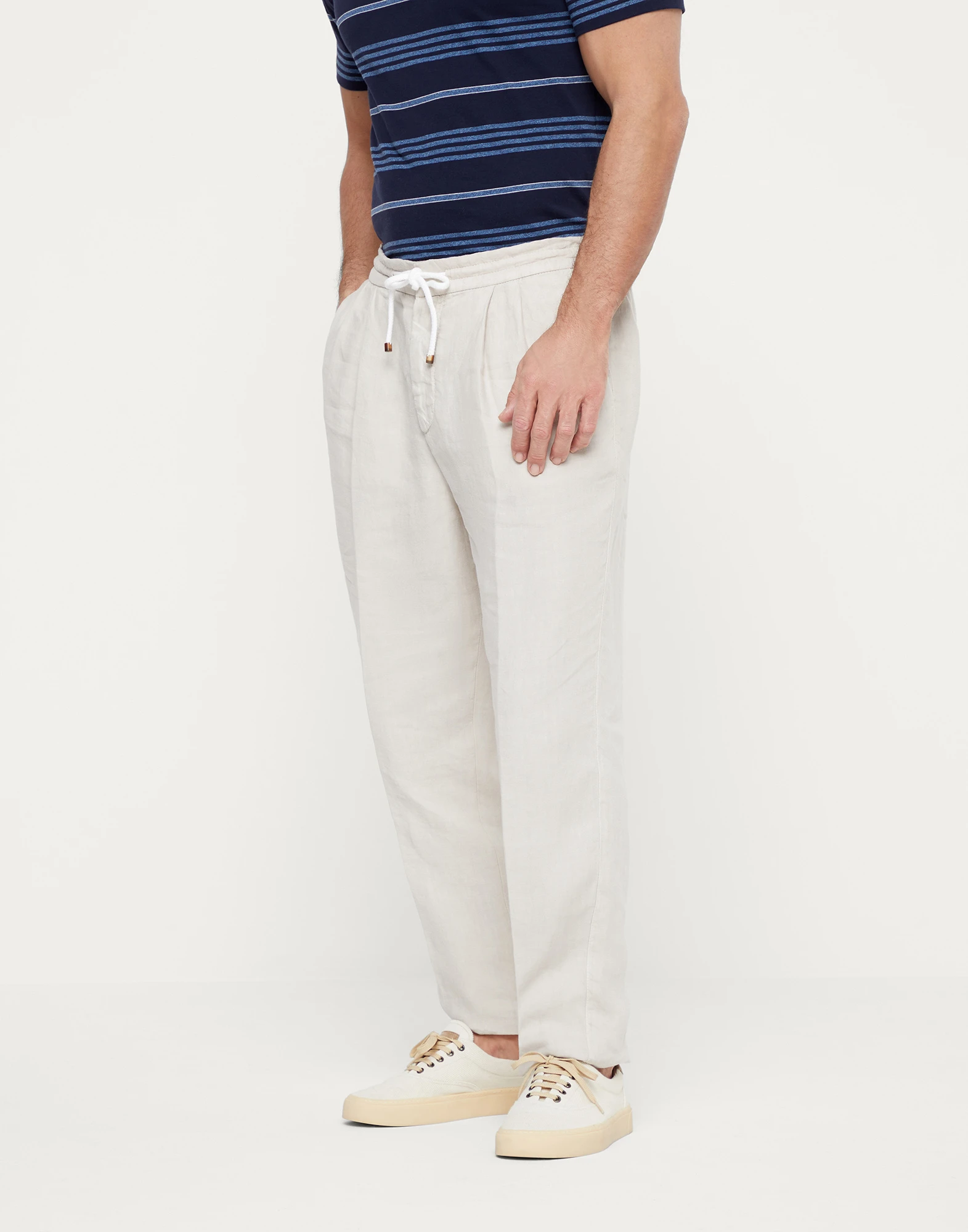 Garment-dyed leisure fit trousers in linen gabardine with drawstring and double pleats