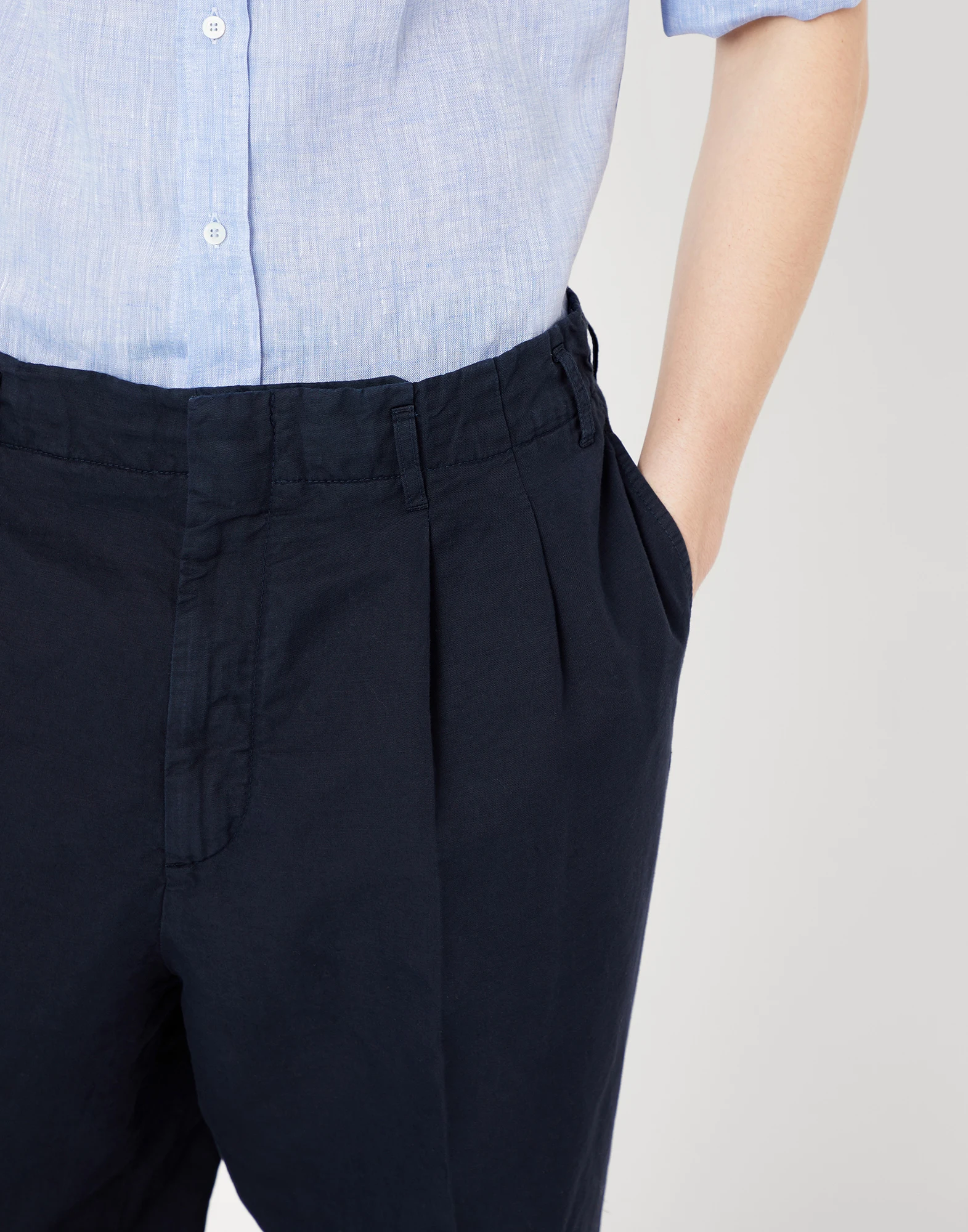 Garment-dyed twisted linen and cotton gabardine relaxed fit trousers with double pleats