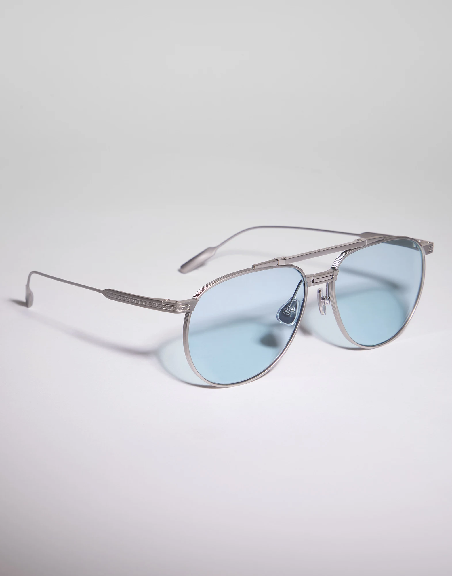 Sunglasses with photochromic lenses