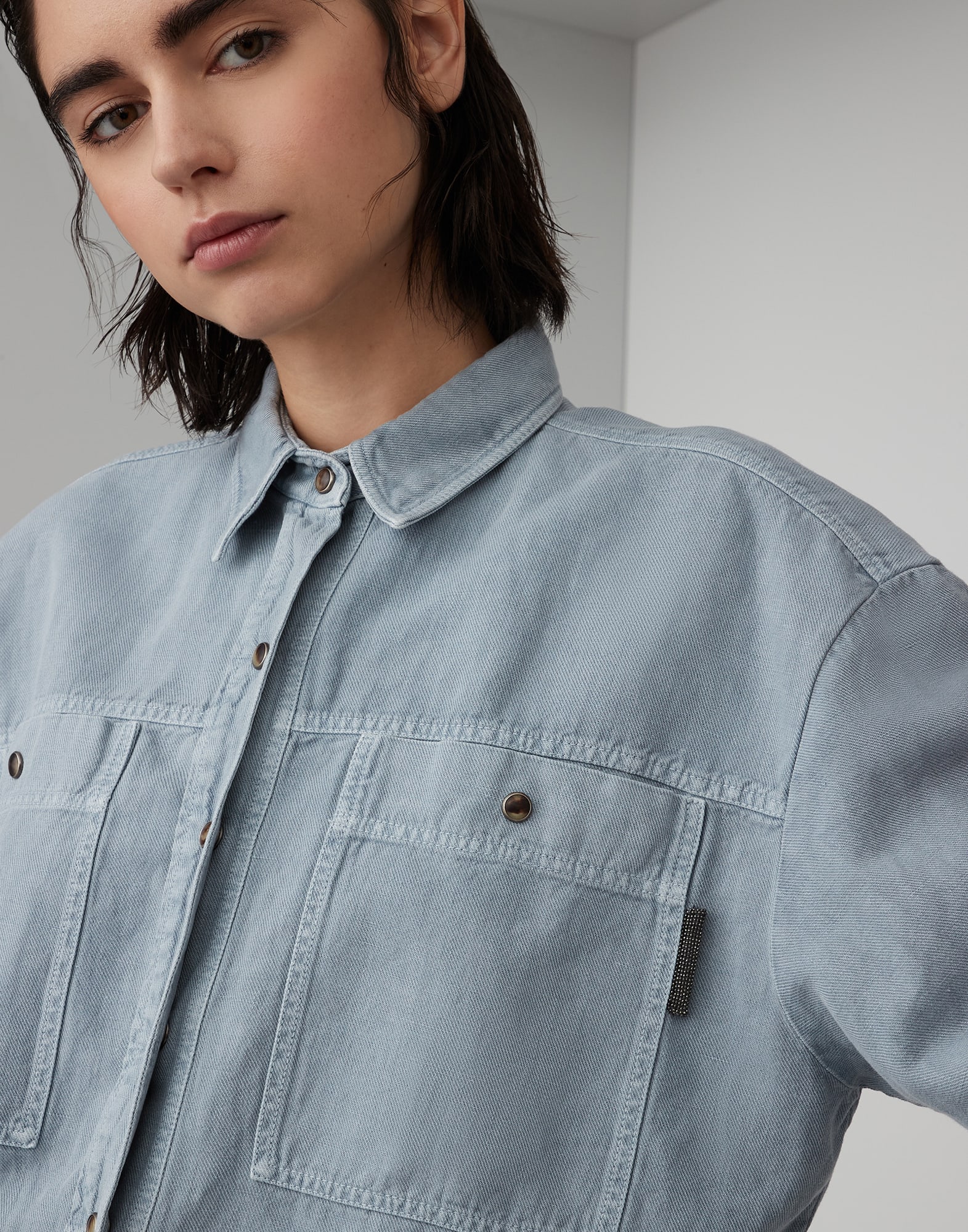 Garment-dyed shirt in cotton and linen cover with shiny tab