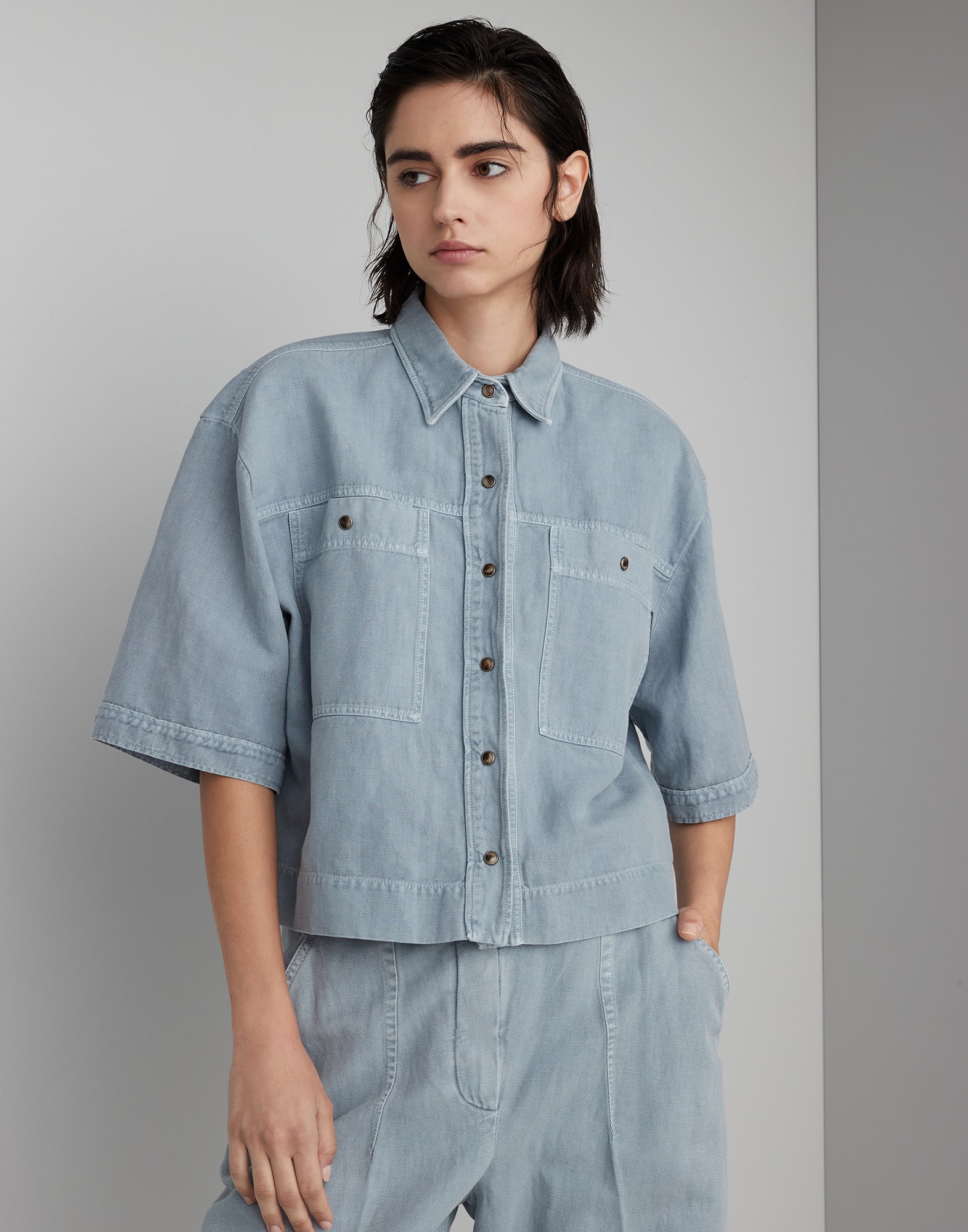 Garment-dyed shirt in cotton and linen cover with shiny tab