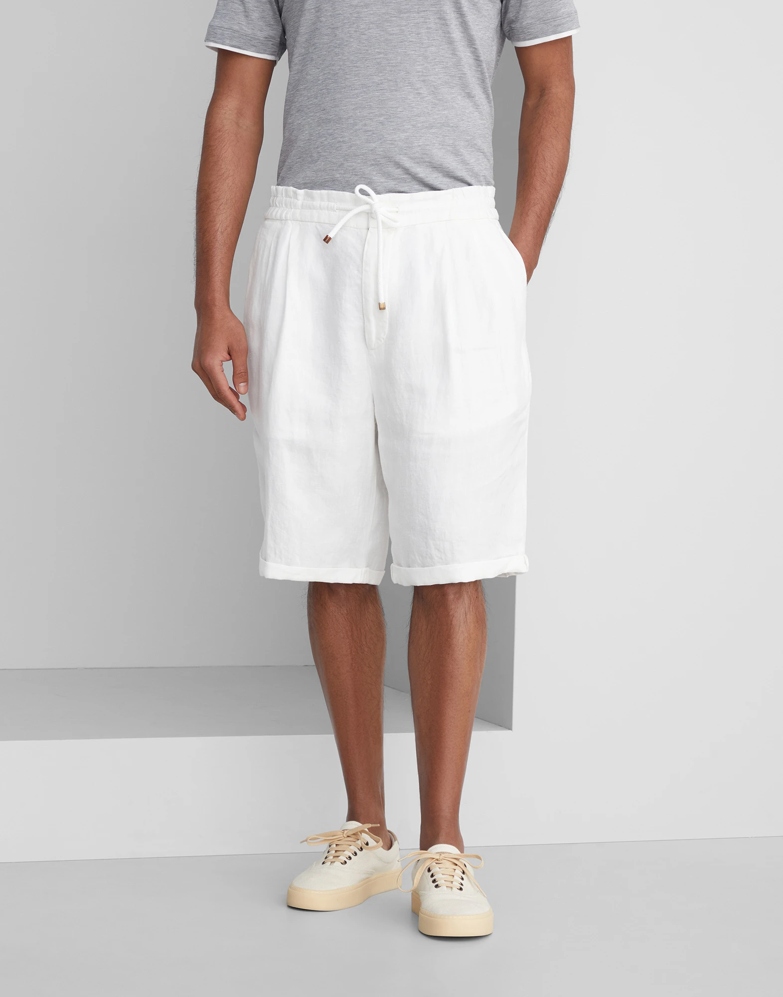 Garment-dyed Bermuda shorts in linen gabardine with drawstring and pleat