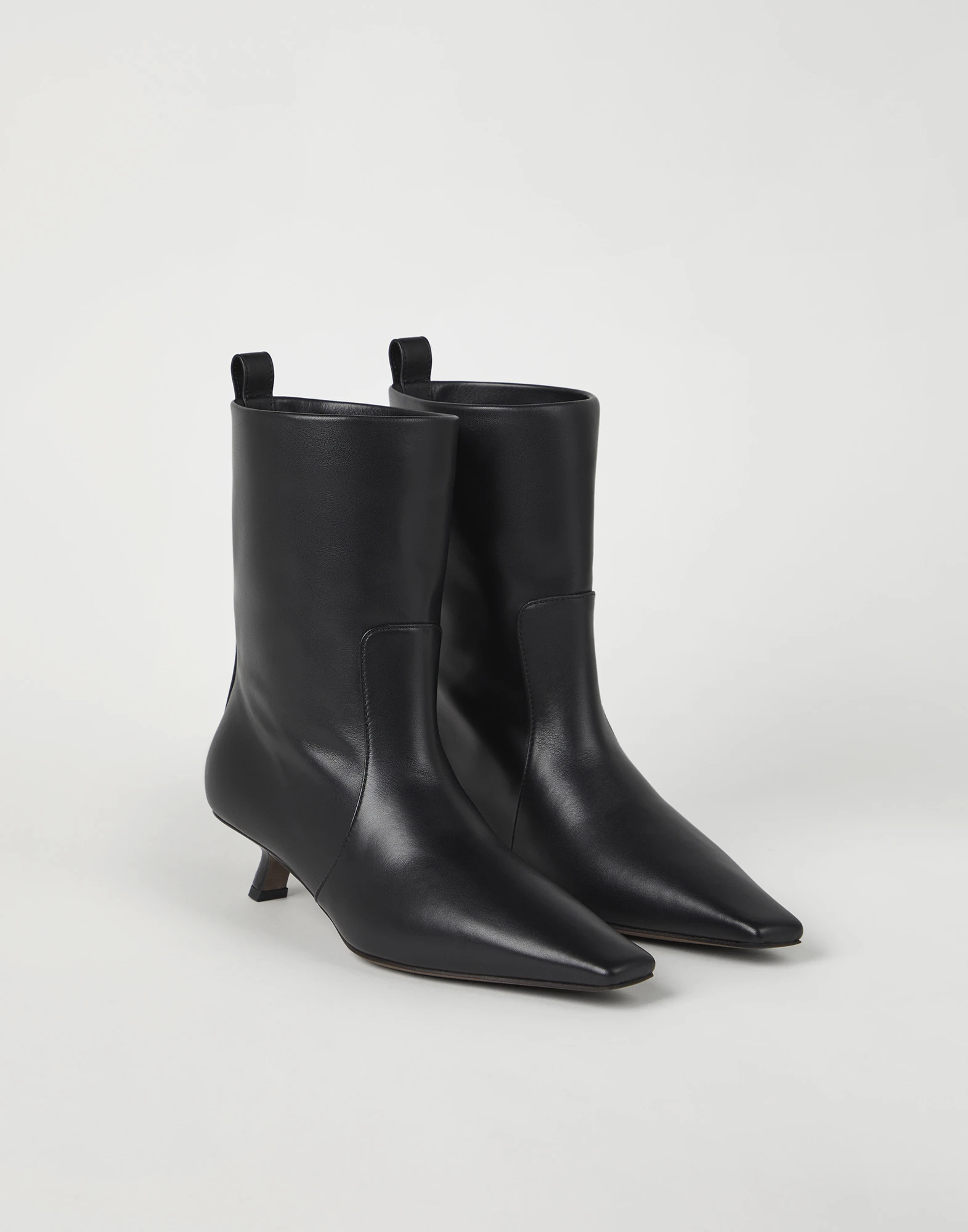 Classic leather ankle boots with precious detail