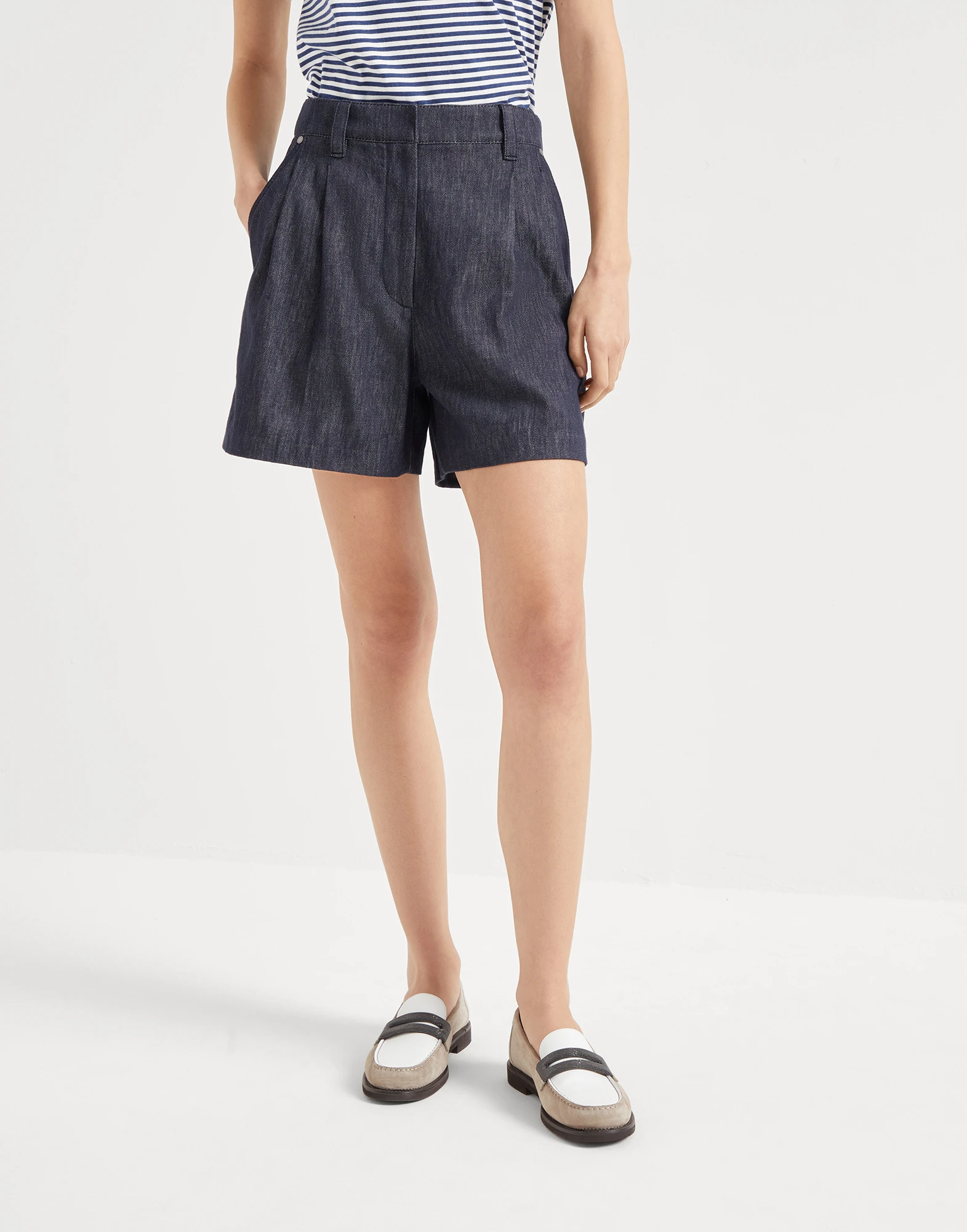 Baggy shorts with monili