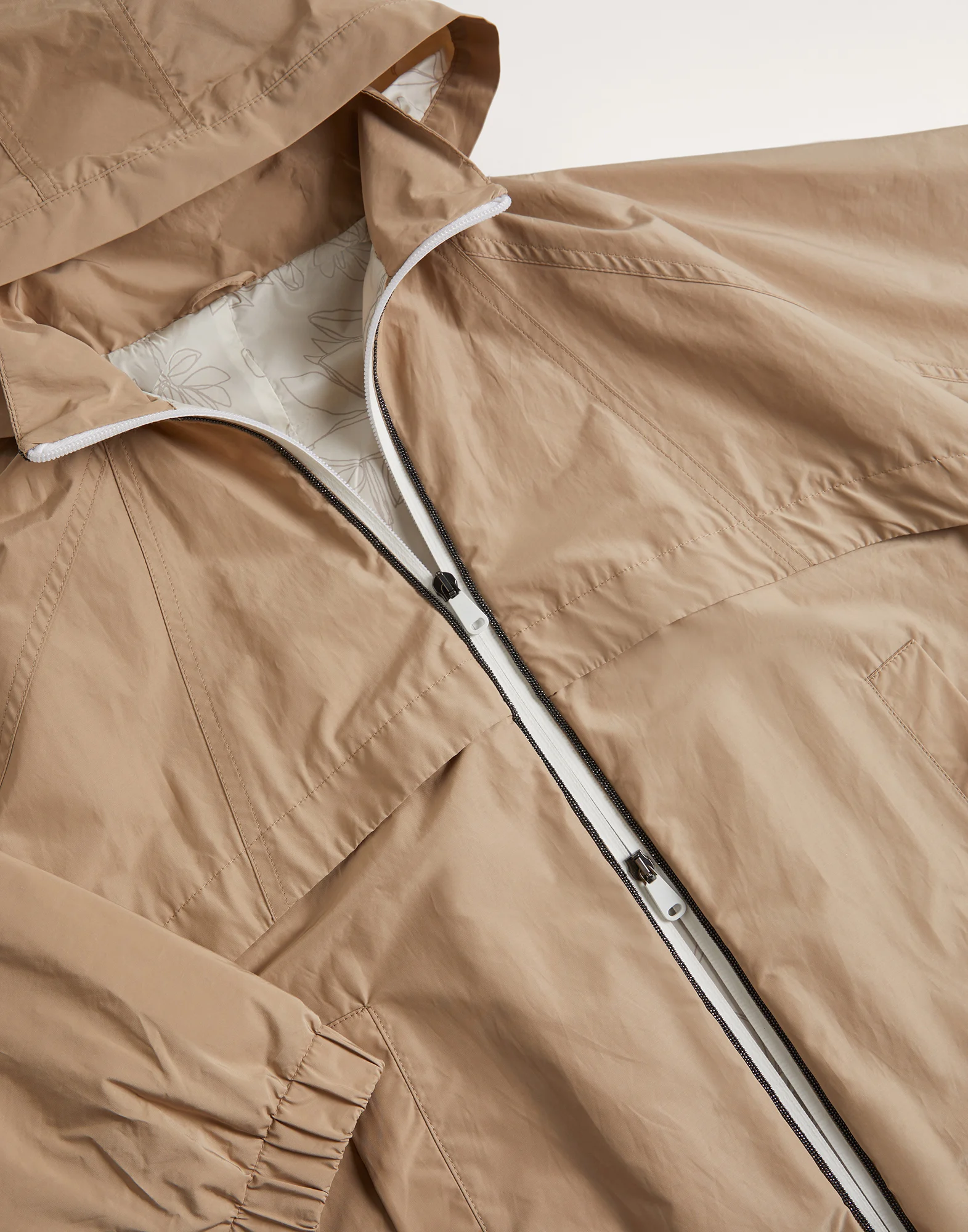 Water-resistant taffeta lightweight parka with monili