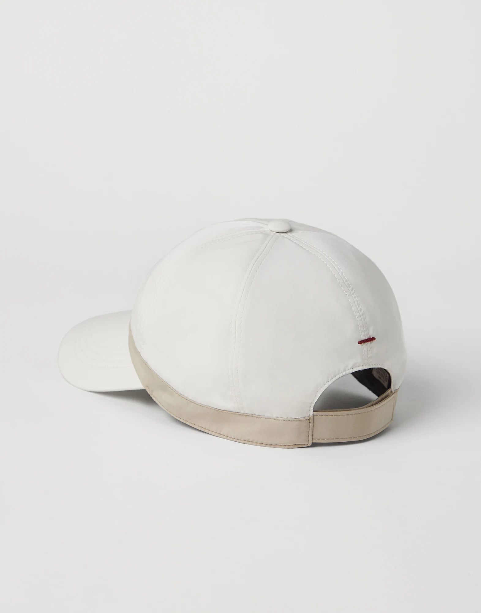 Water-resistant microfiber baseball cap with contrast details and embroidered logo