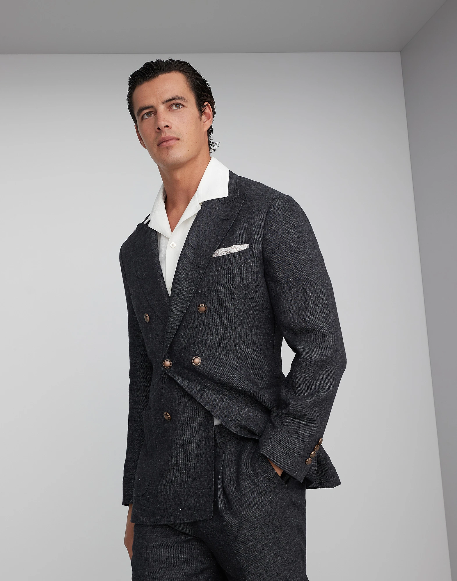 Denim-effect linen one-and-a-half breasted blazer with patch pockets and metal buttons