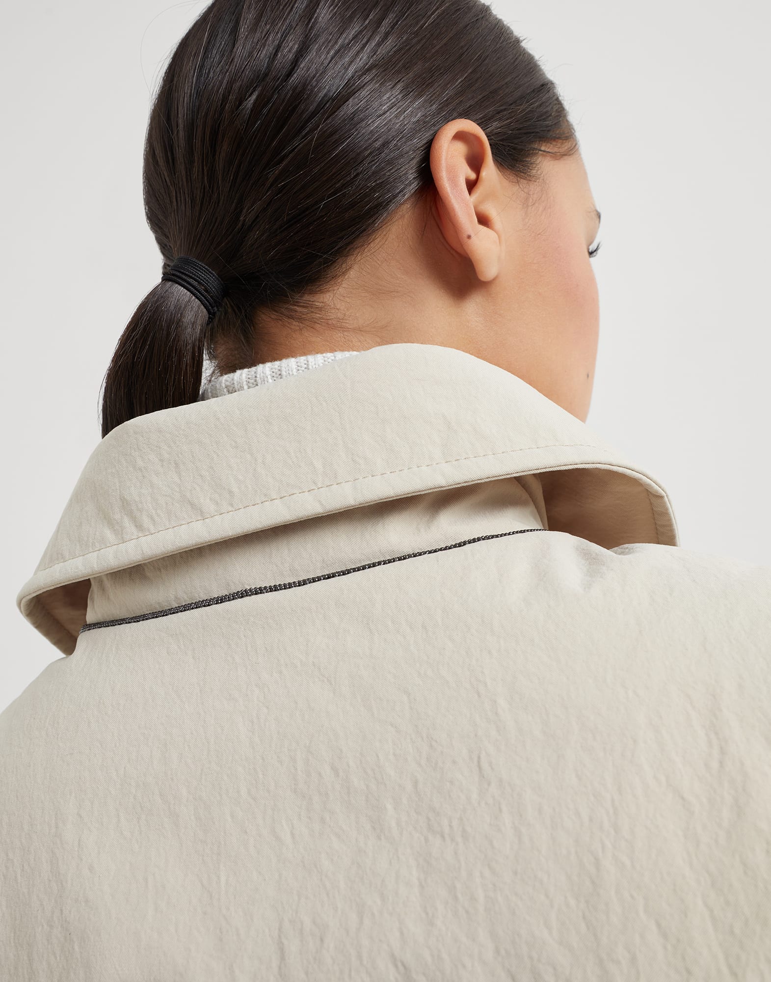 Techno canvas sleeveless trench with down quilting and monili
